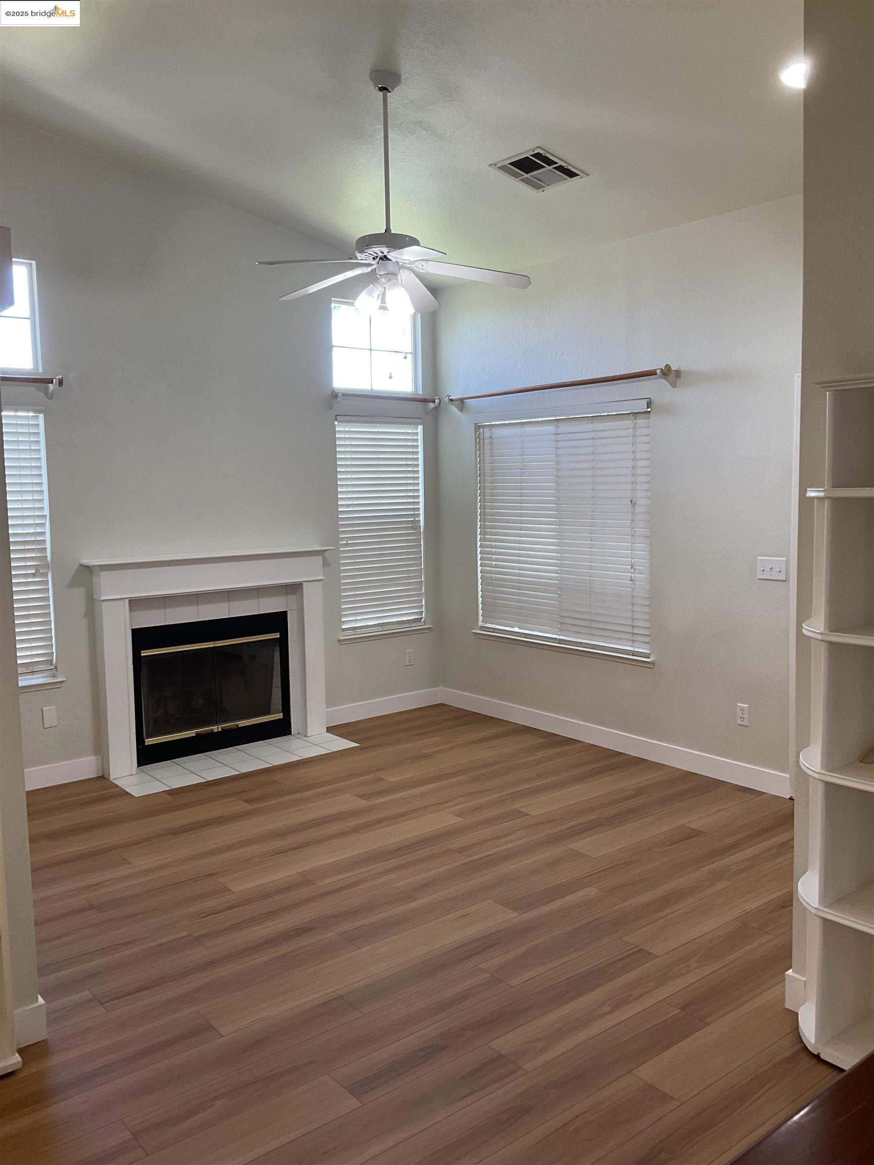 Detail Gallery Image 3 of 10 For 4924 Stonegate Way, Antioch,  CA 94531 - 3 Beds | 2 Baths