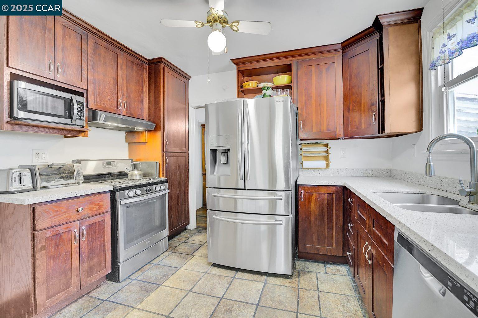 Detail Gallery Image 8 of 25 For 2014 109th Ave, Oakland,  CA 94603 - 3 Beds | 1/1 Baths