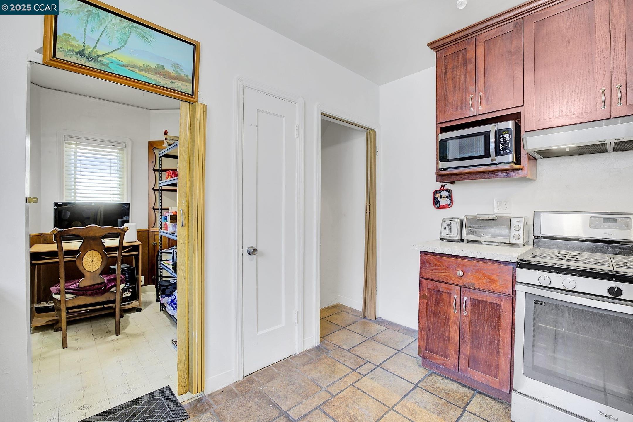Detail Gallery Image 9 of 25 For 2014 109th Ave, Oakland,  CA 94603 - 3 Beds | 1/1 Baths