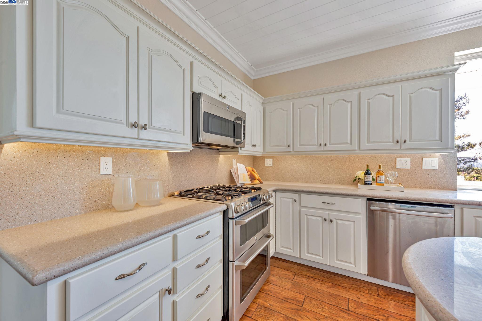 Detail Gallery Image 13 of 58 For 4069 Pergola Ct, Castro Valley,  CA 94552-4881 - 4 Beds | 3 Baths