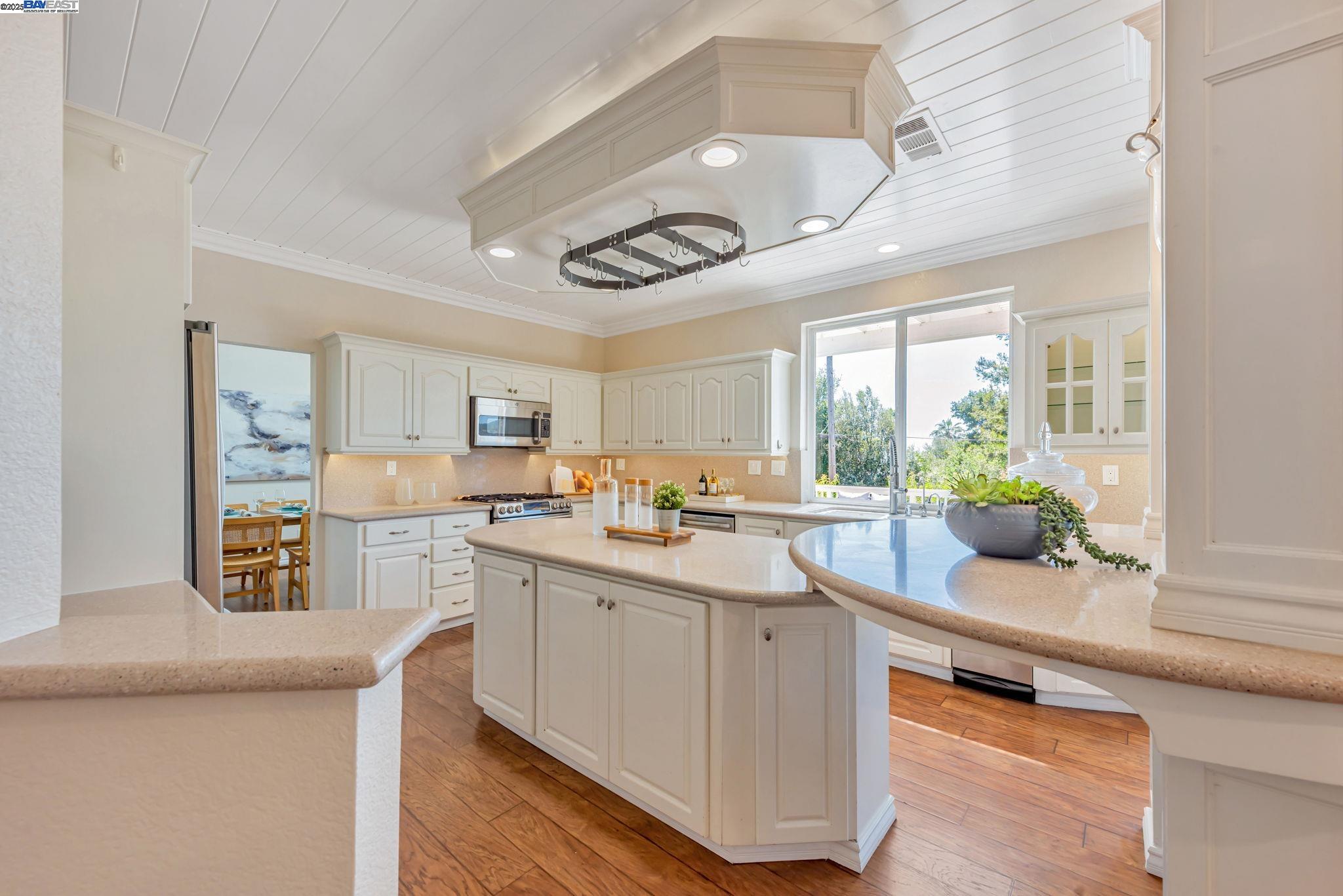 Detail Gallery Image 15 of 58 For 4069 Pergola Ct, Castro Valley,  CA 94552-4881 - 4 Beds | 3 Baths