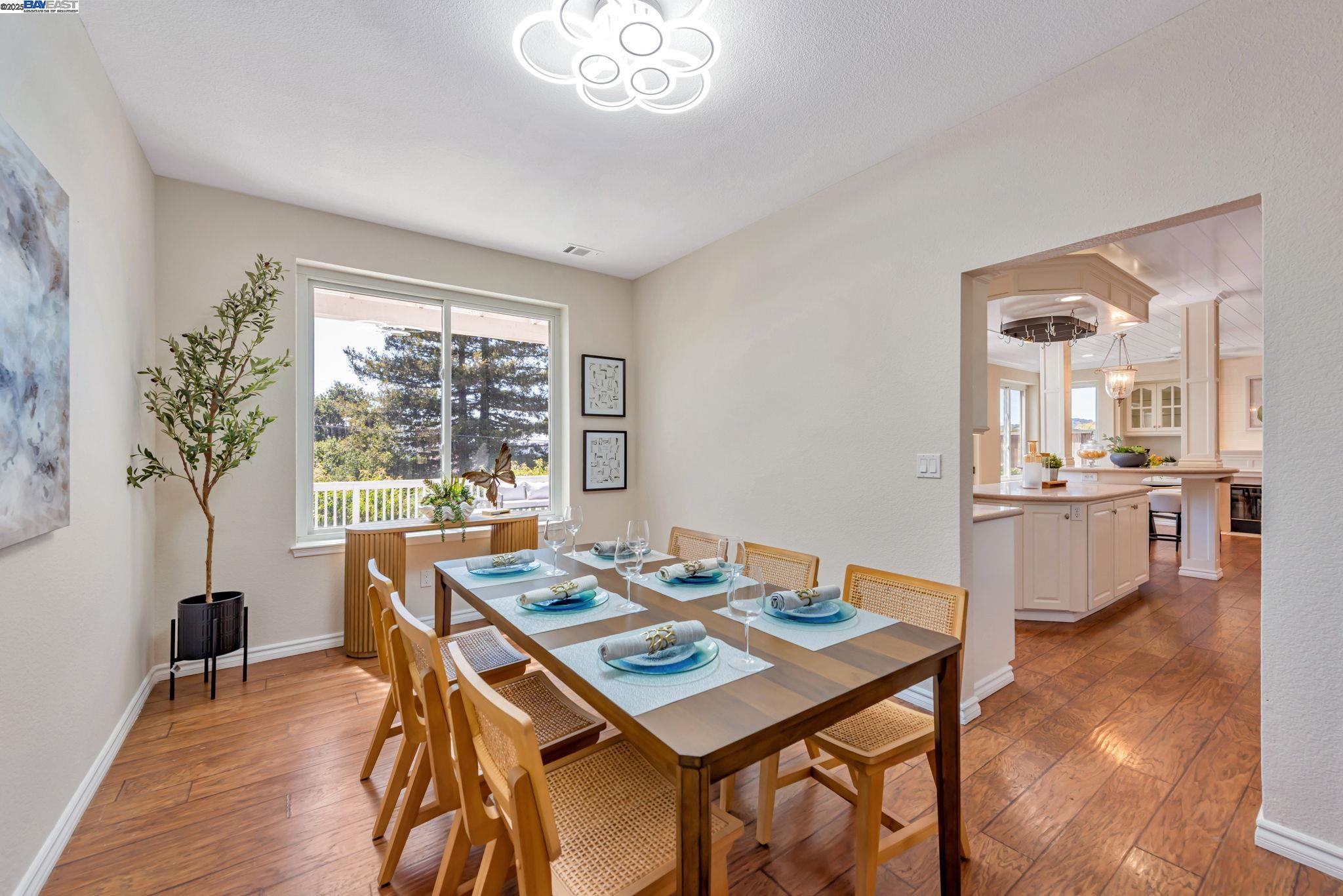 Detail Gallery Image 10 of 58 For 4069 Pergola Ct, Castro Valley,  CA 94552-4881 - 4 Beds | 3 Baths