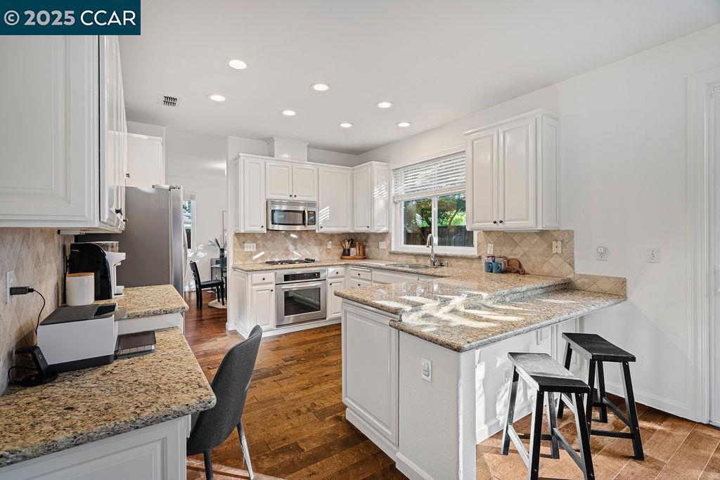 Detail Gallery Image 10 of 33 For 1 Lupine Ln, San Ramon,  CA 94583 - 4 Beds | 2/1 Baths