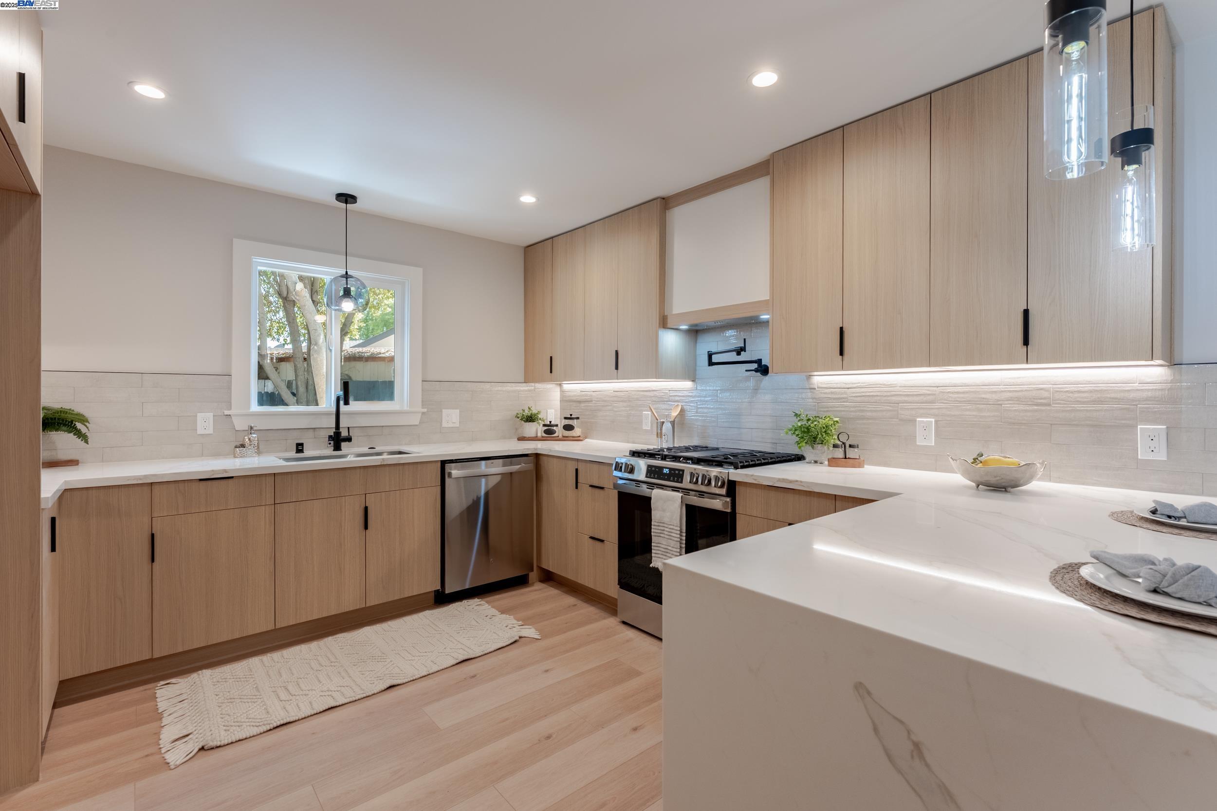 Detail Gallery Image 8 of 33 For 10393 Doris Court, San Jose,  CA 95127 - 4 Beds | 2 Baths