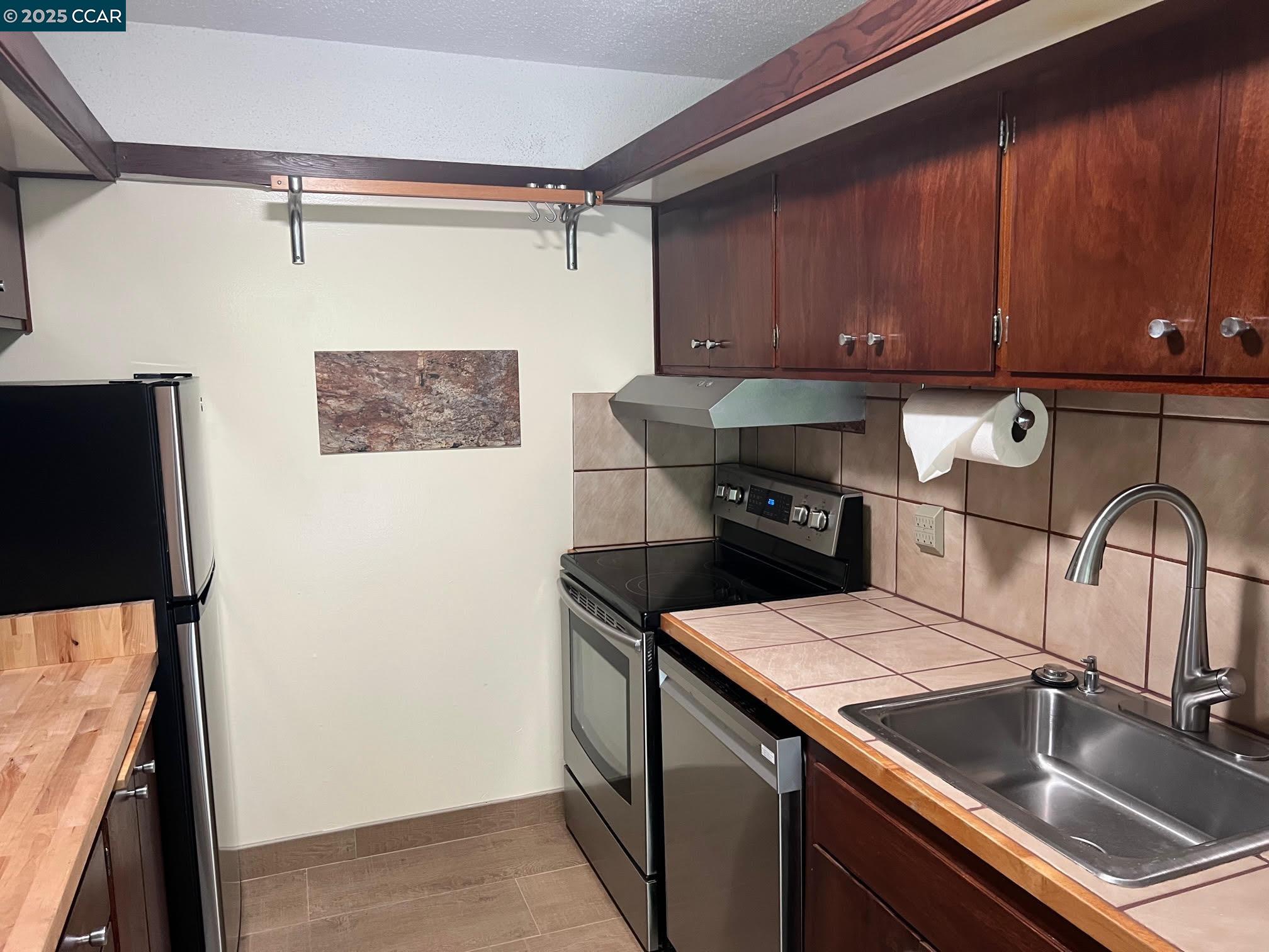 Detail Gallery Image 3 of 12 For 67 Brookwood Rd #15,  Orinda,  CA 94563 - 2 Beds | 1 Baths