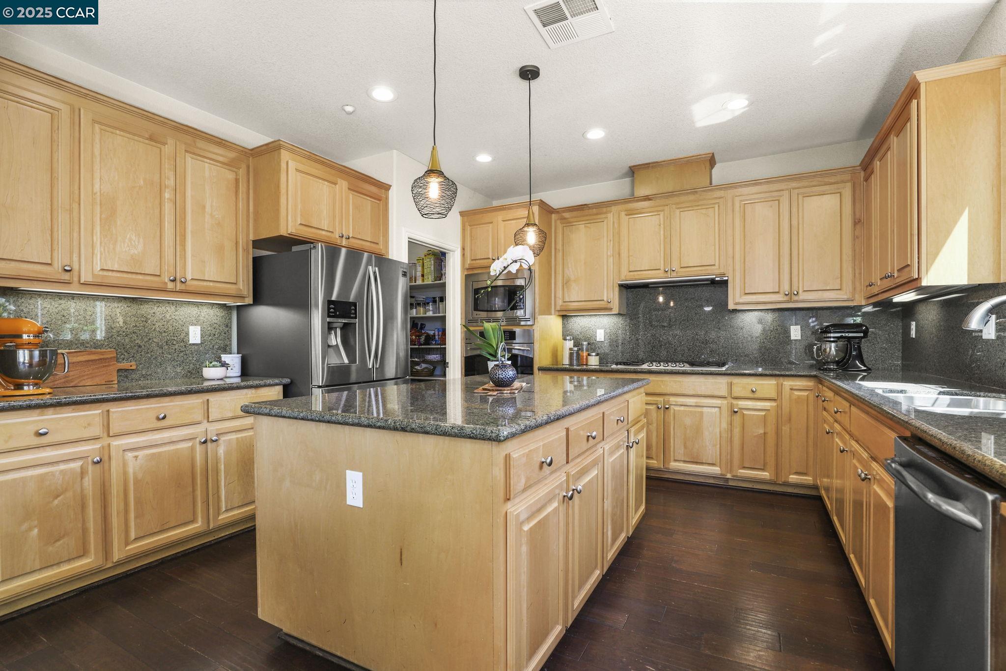 Detail Gallery Image 11 of 39 For 21 Foxglove Ct, Oakley,  CA 94561 - 5 Beds | 3/1 Baths