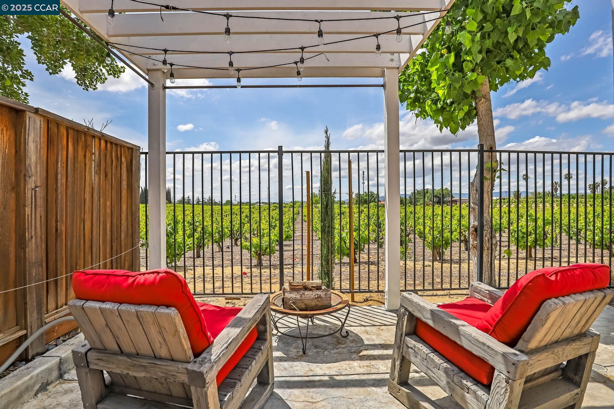 Detail Gallery Image 3 of 39 For 21 Foxglove Ct, Oakley,  CA 94561 - 5 Beds | 3/1 Baths
