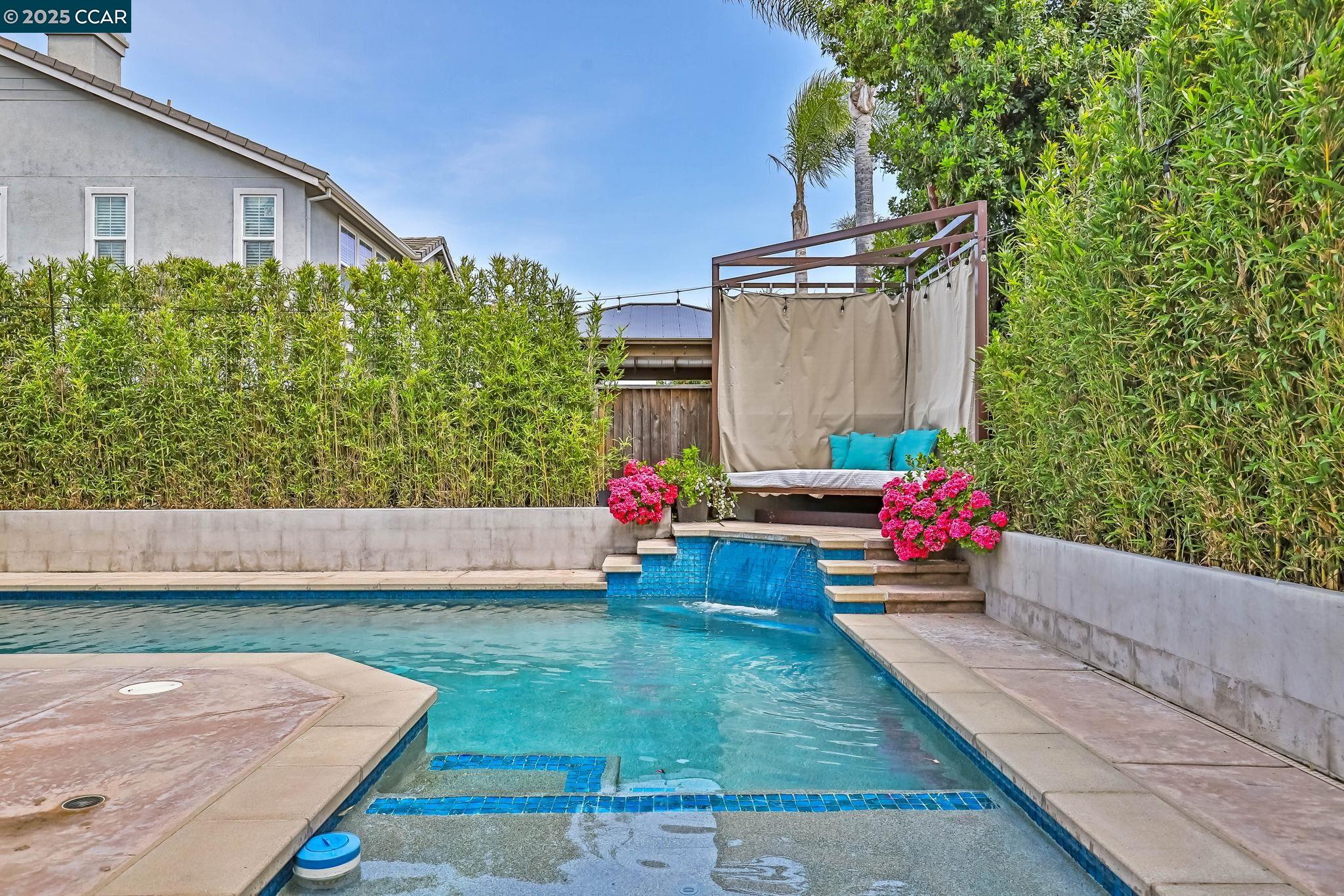 Detail Gallery Image 4 of 39 For 21 Foxglove Ct, Oakley,  CA 94561 - 5 Beds | 3/1 Baths