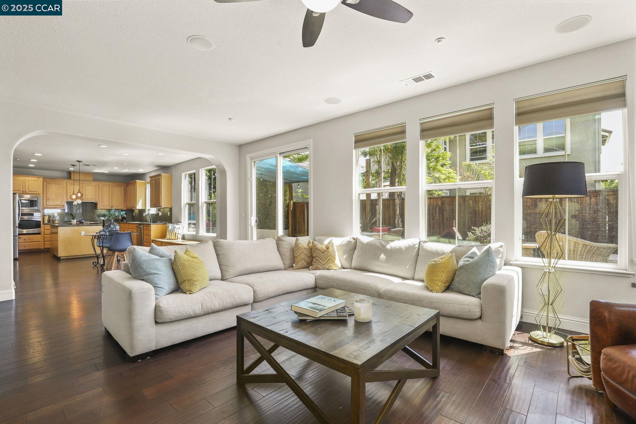 Detail Gallery Image 5 of 39 For 21 Foxglove Ct, Oakley,  CA 94561 - 5 Beds | 3/1 Baths