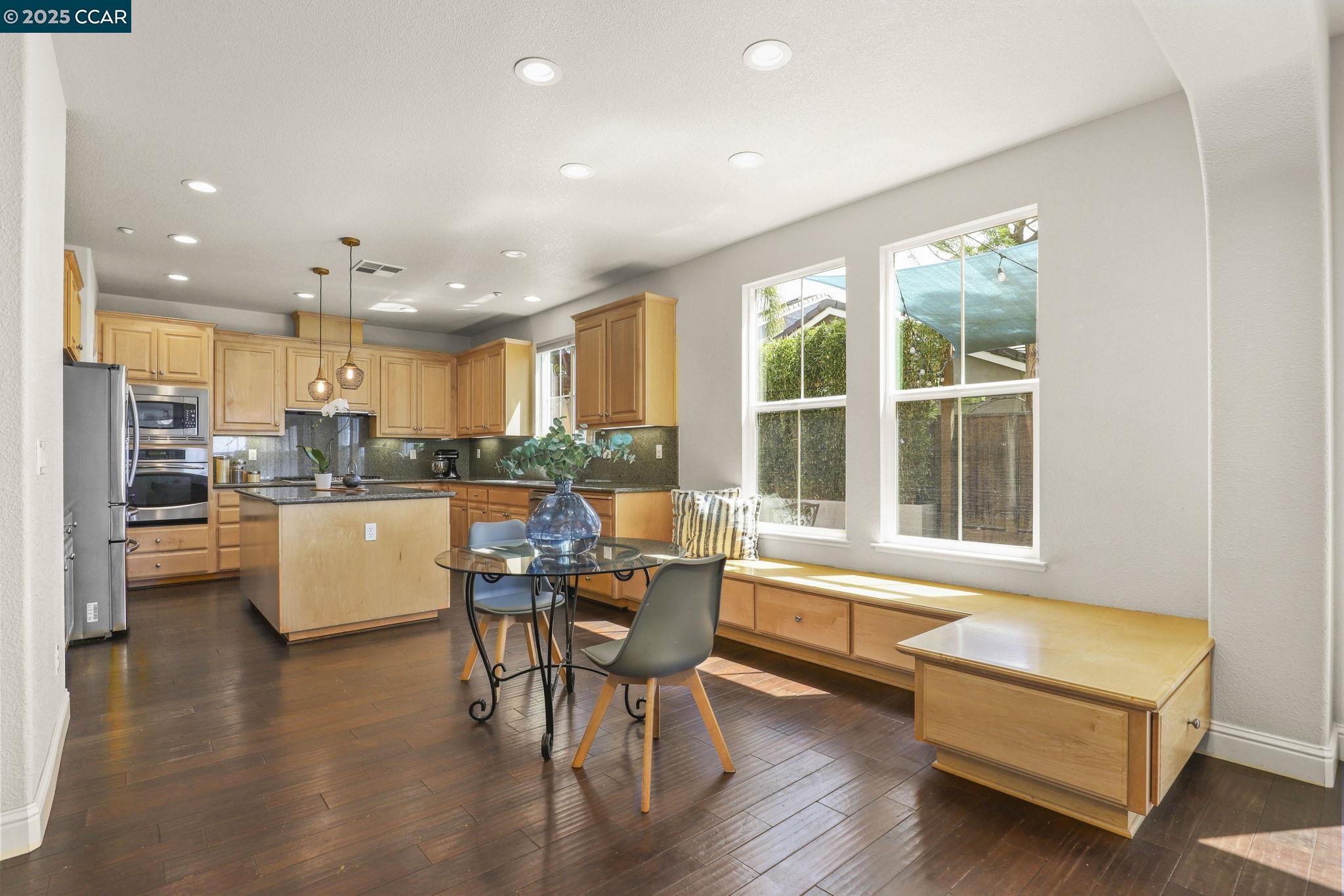 Detail Gallery Image 9 of 39 For 21 Foxglove Ct, Oakley,  CA 94561 - 5 Beds | 3/1 Baths