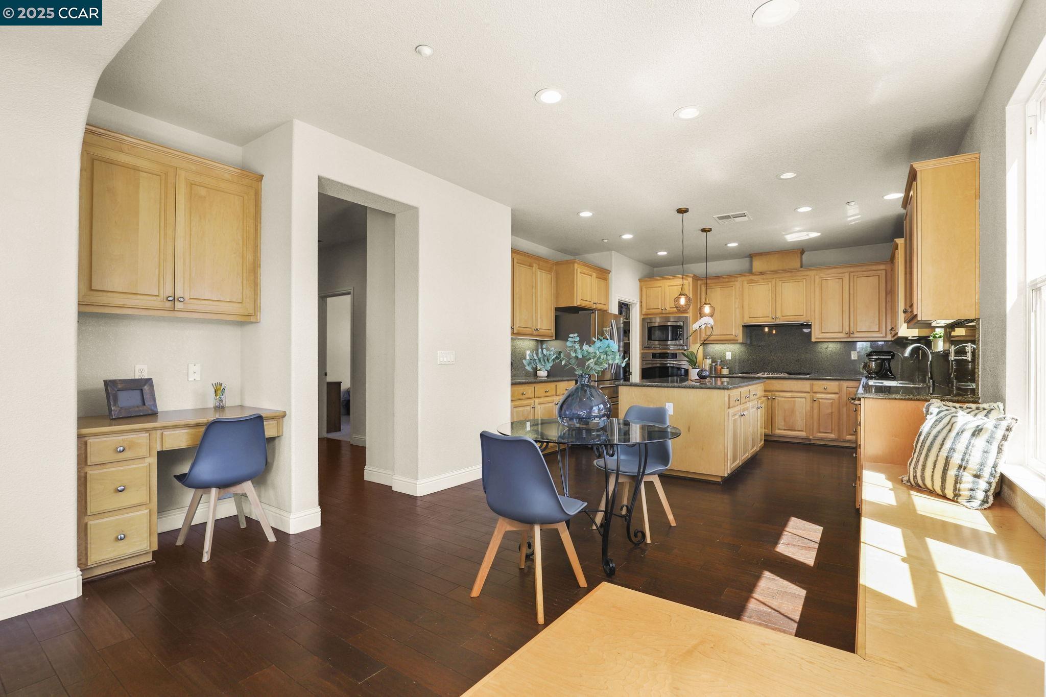 Detail Gallery Image 10 of 39 For 21 Foxglove Ct, Oakley,  CA 94561 - 5 Beds | 3/1 Baths