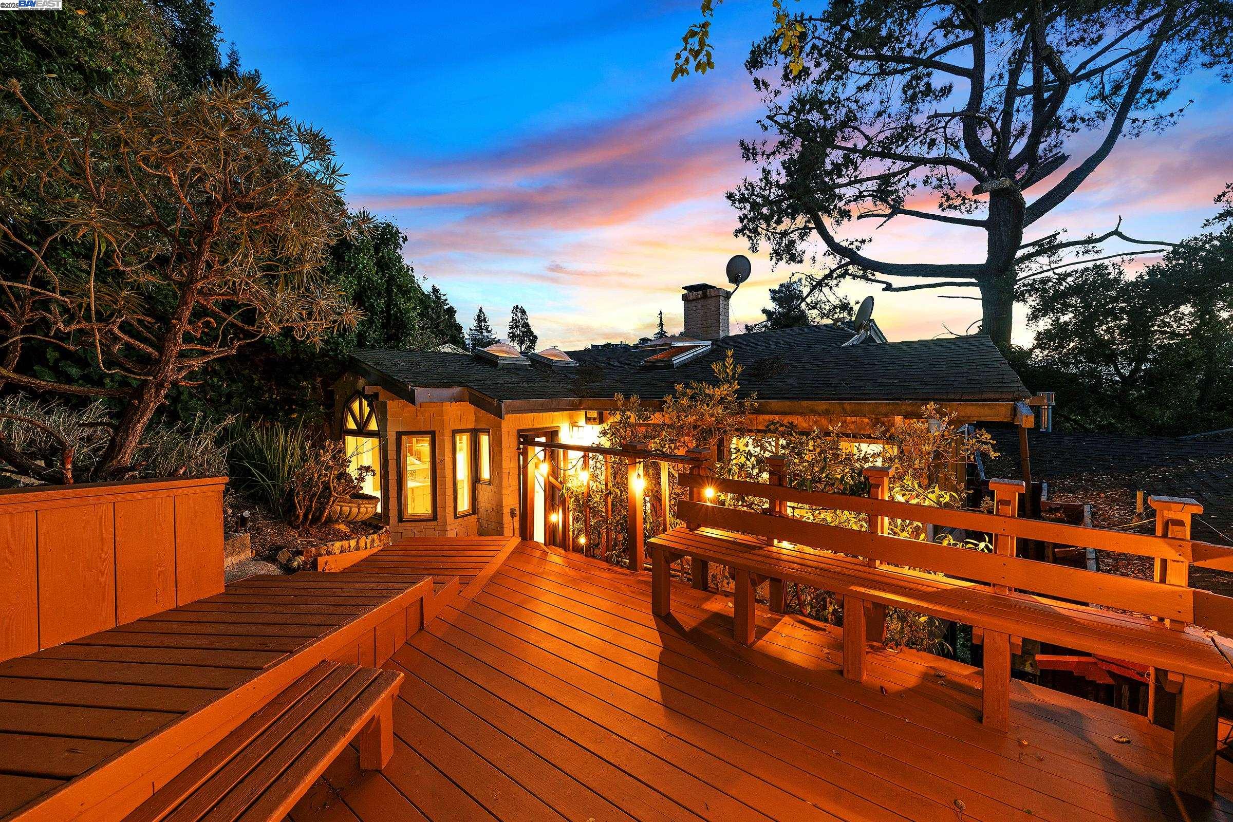 Detail Gallery Image 2 of 54 For 1012 Elbert St, Oakland,  CA 94602 - 2 Beds | 2 Baths