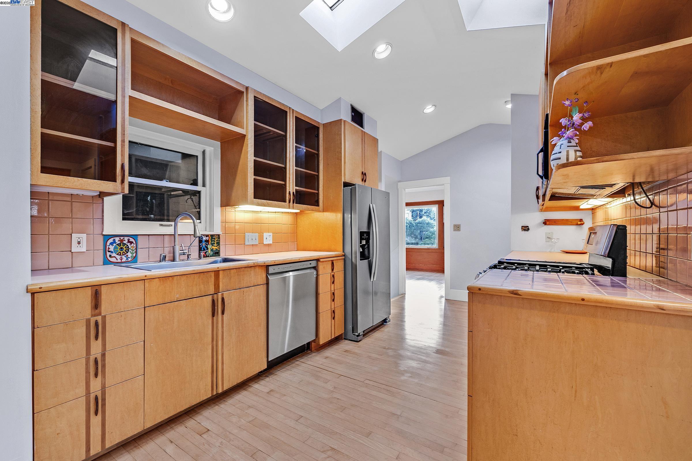 Detail Gallery Image 17 of 54 For 1012 Elbert St, Oakland,  CA 94602 - 2 Beds | 2 Baths