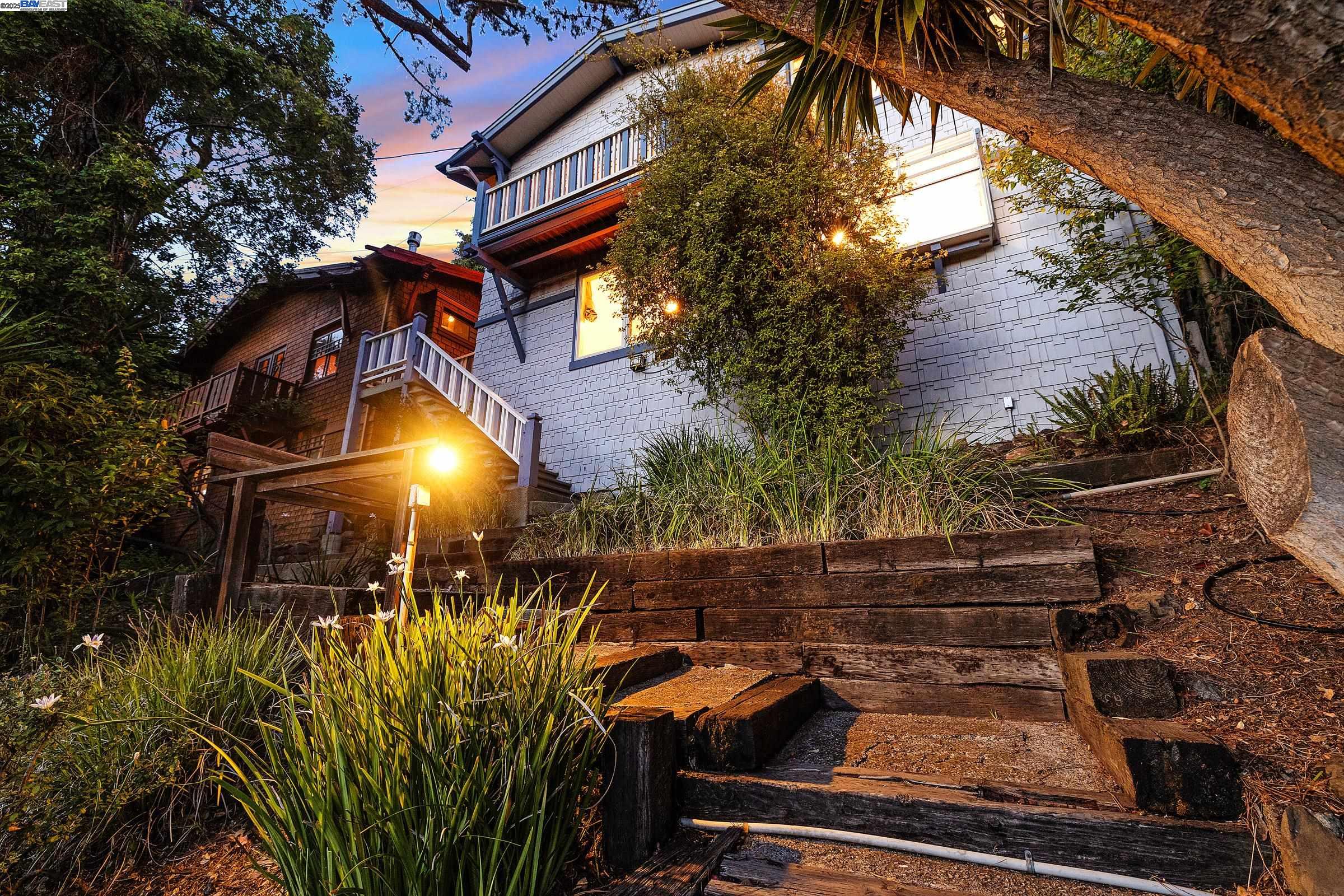 Detail Gallery Image 4 of 54 For 1012 Elbert St, Oakland,  CA 94602 - 2 Beds | 2 Baths