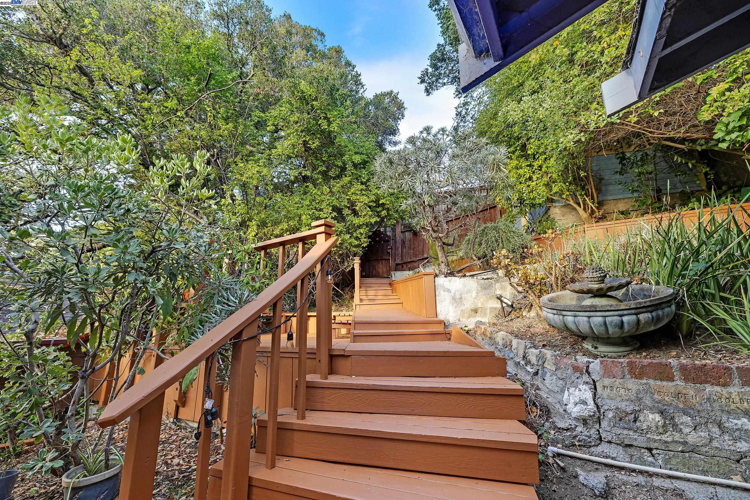 Detail Gallery Image 32 of 54 For 1012 Elbert St, Oakland,  CA 94602 - 2 Beds | 2 Baths