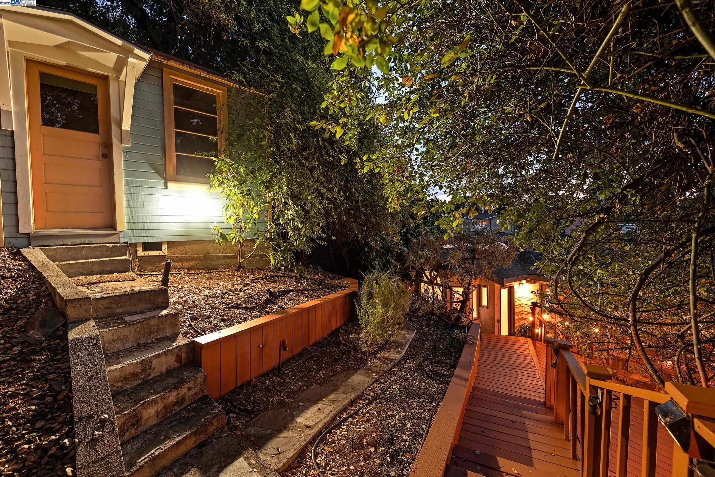 Detail Gallery Image 36 of 54 For 1012 Elbert St, Oakland,  CA 94602 - 2 Beds | 2 Baths