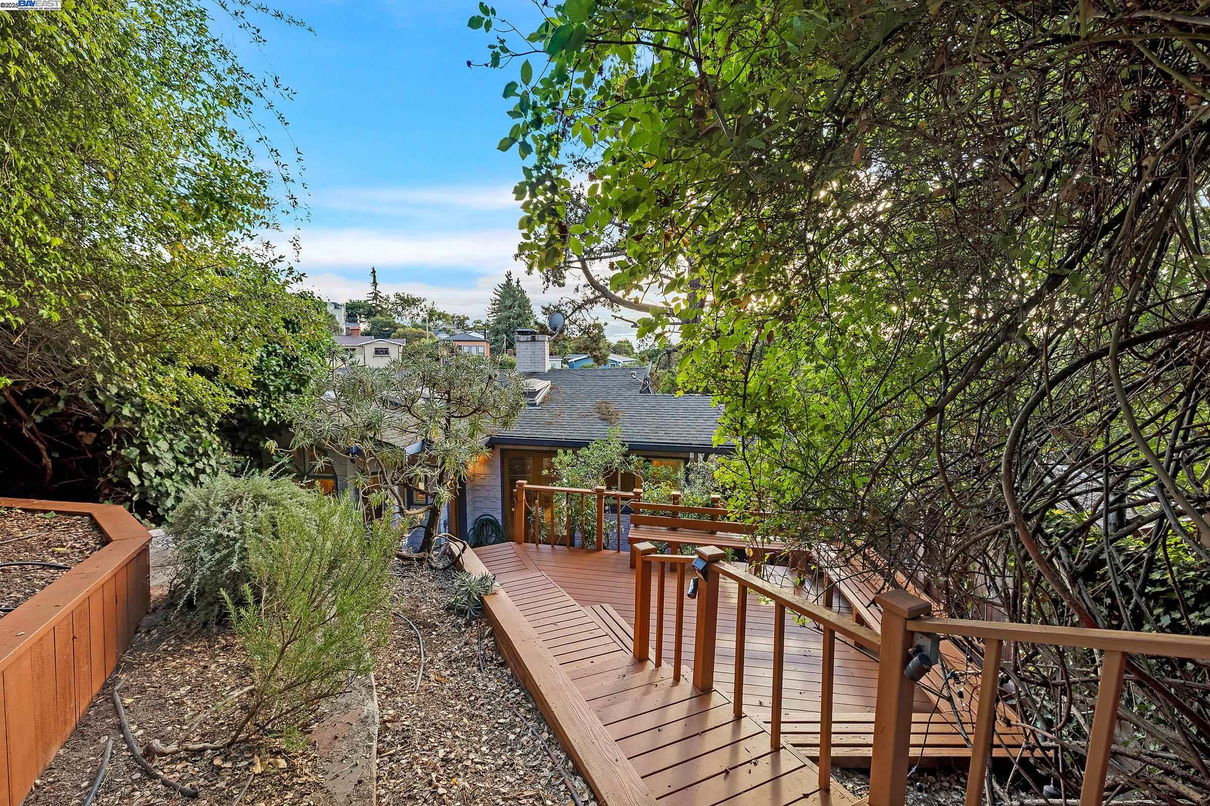 Detail Gallery Image 42 of 54 For 1012 Elbert St, Oakland,  CA 94602 - 2 Beds | 2 Baths
