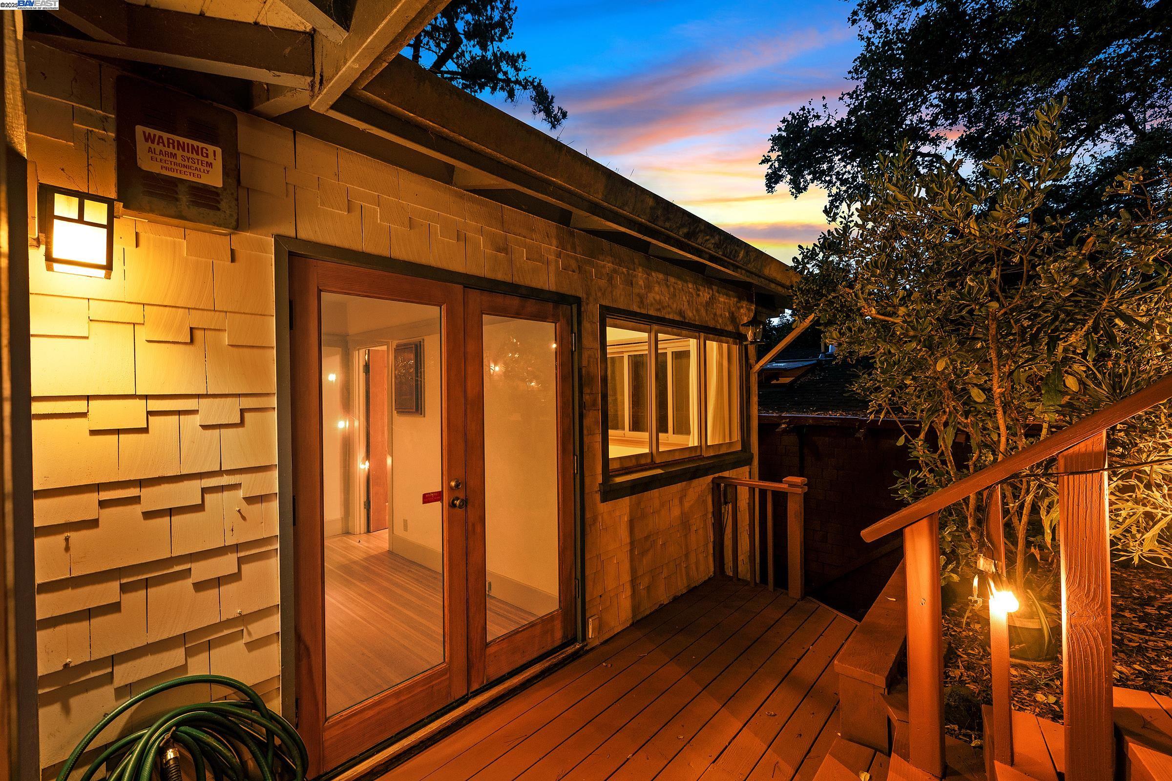 Detail Gallery Image 6 of 54 For 1012 Elbert St, Oakland,  CA 94602 - 2 Beds | 2 Baths