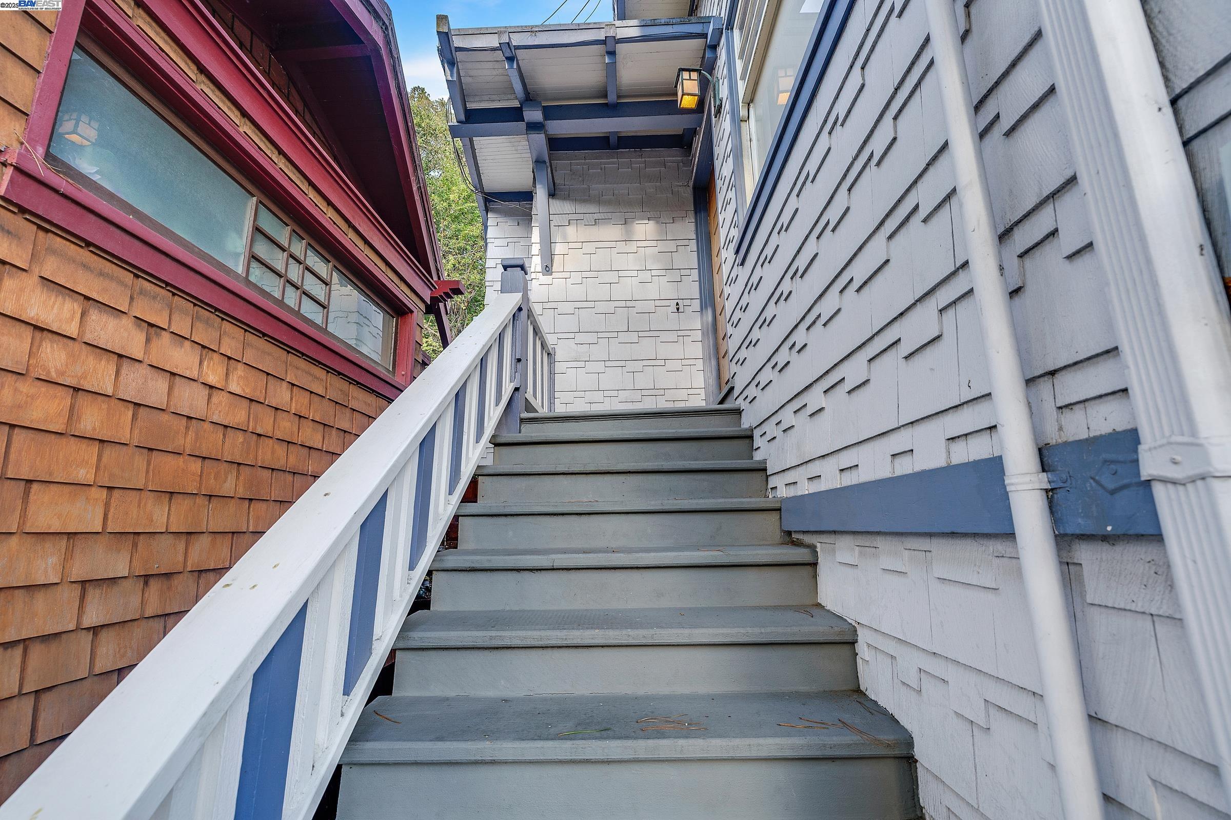 Detail Gallery Image 9 of 54 For 1012 Elbert St, Oakland,  CA 94602 - 2 Beds | 2 Baths