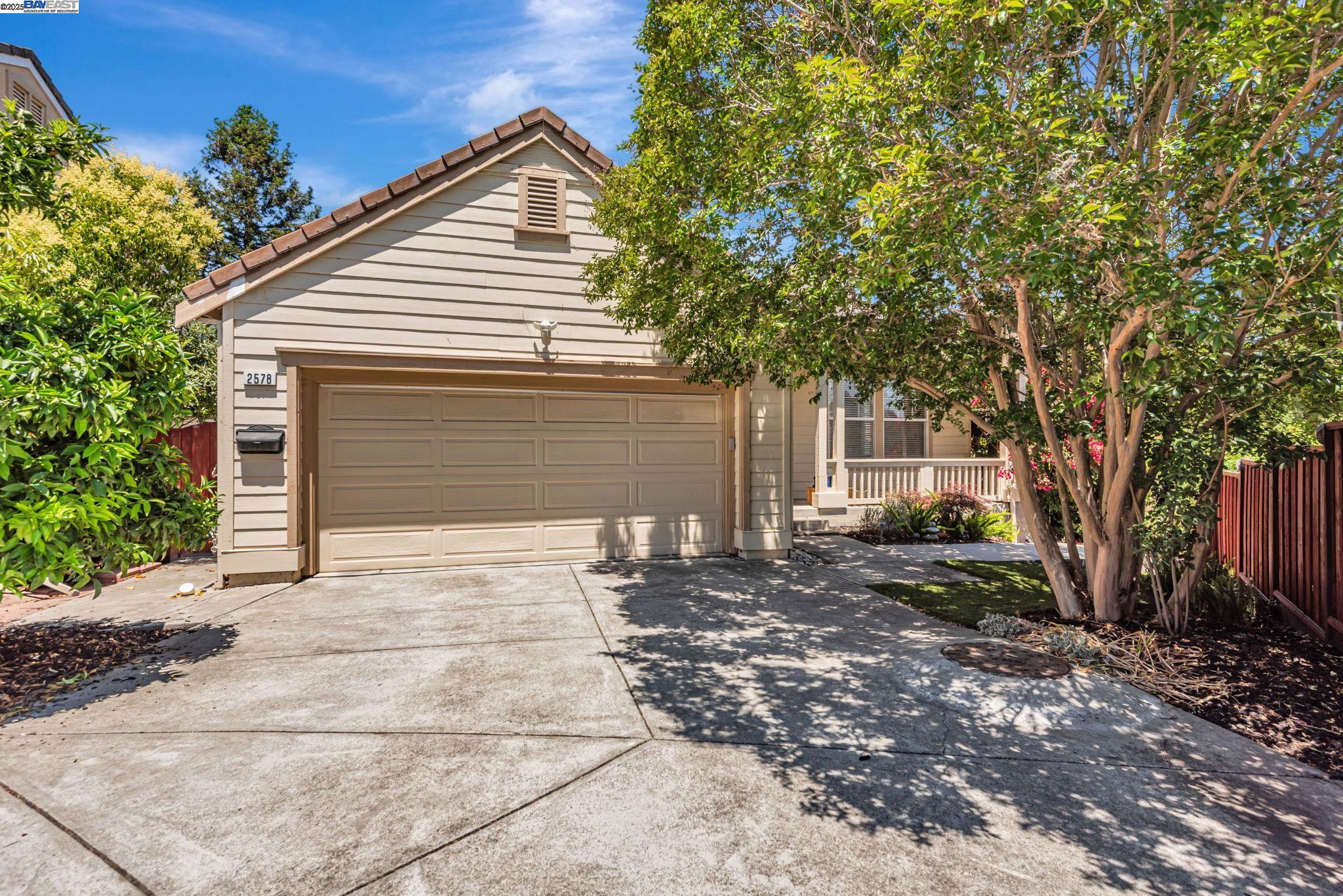 Detail Gallery Image 2 of 58 For 2578 Ridge Crest Ct., Castro Valley,  CA 94546 - 4 Beds | 2/1 Baths