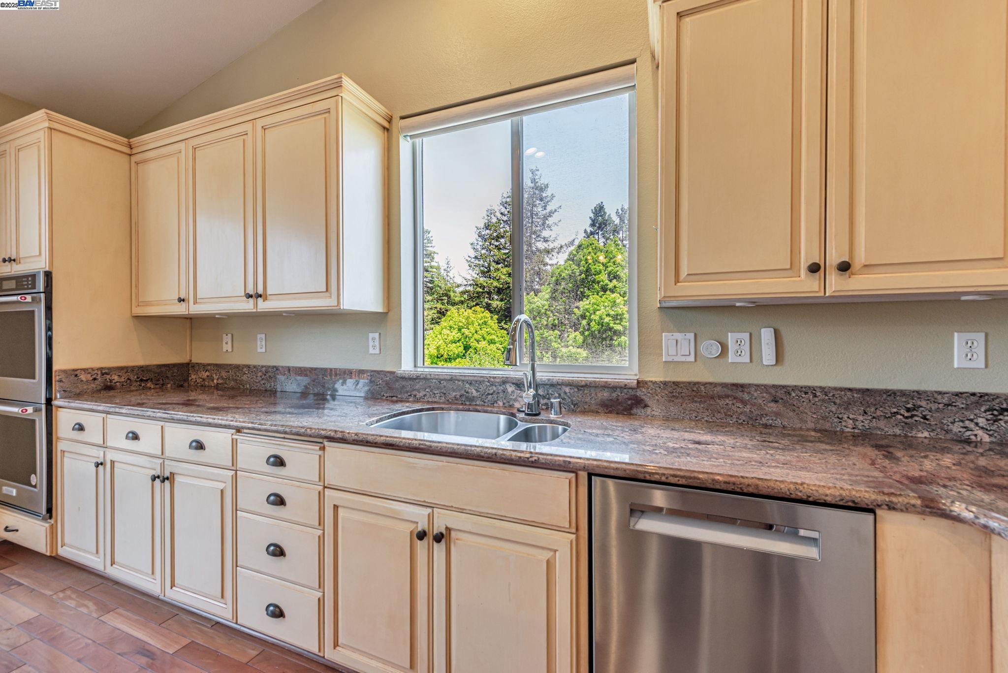 Detail Gallery Image 11 of 58 For 2578 Ridge Crest Ct., Castro Valley,  CA 94546 - 4 Beds | 2/1 Baths