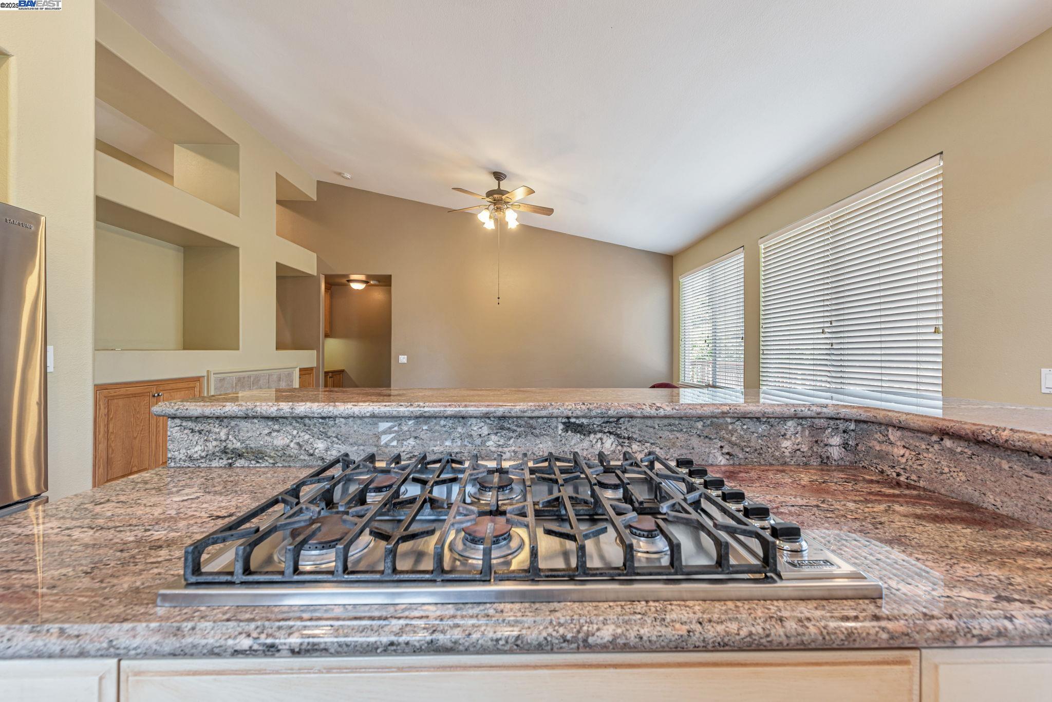 Detail Gallery Image 12 of 58 For 2578 Ridge Crest Ct., Castro Valley,  CA 94546 - 4 Beds | 2/1 Baths