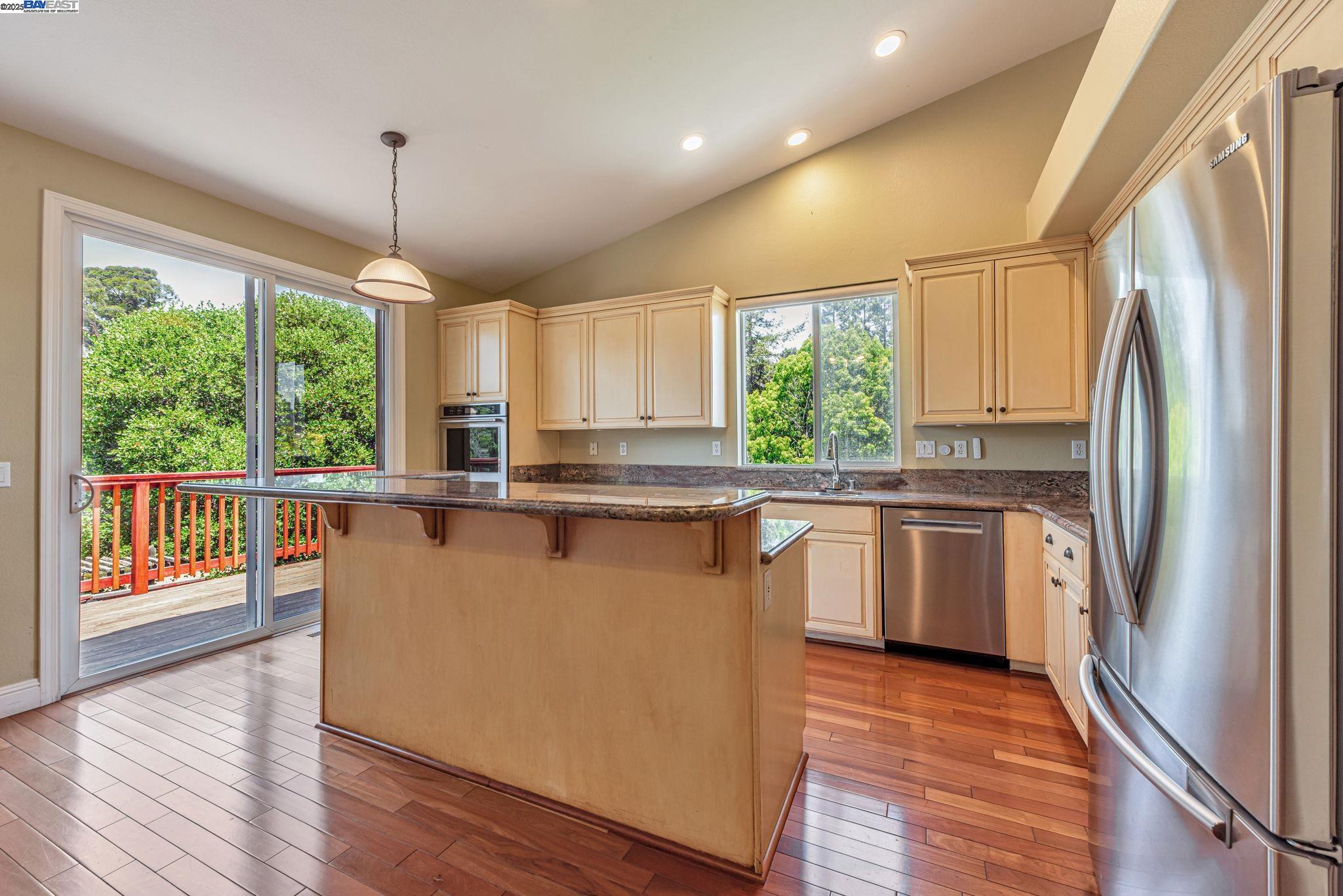 Detail Gallery Image 14 of 58 For 2578 Ridge Crest Ct., Castro Valley,  CA 94546 - 4 Beds | 2/1 Baths