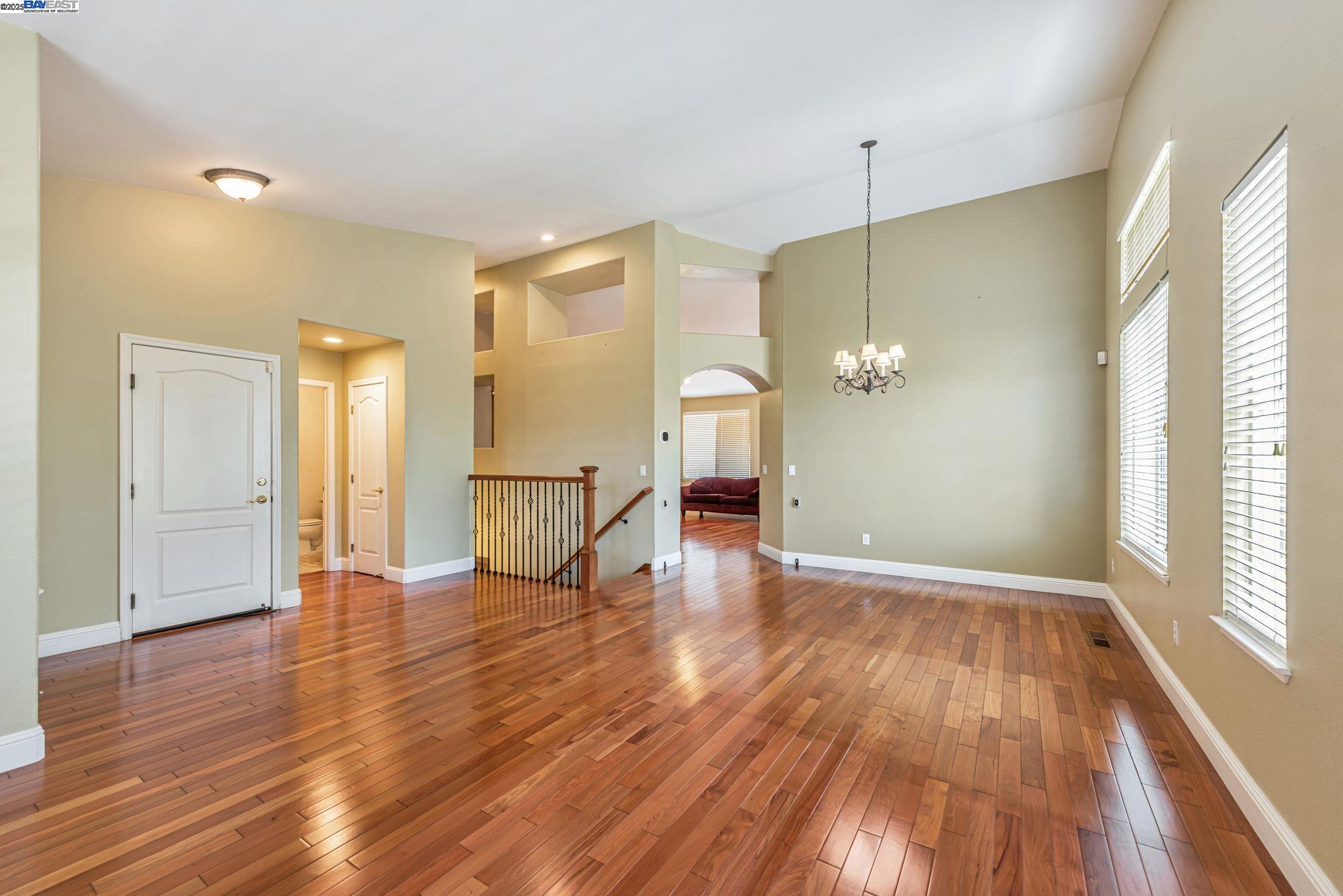 Detail Gallery Image 15 of 58 For 2578 Ridge Crest Ct., Castro Valley,  CA 94546 - 4 Beds | 2/1 Baths