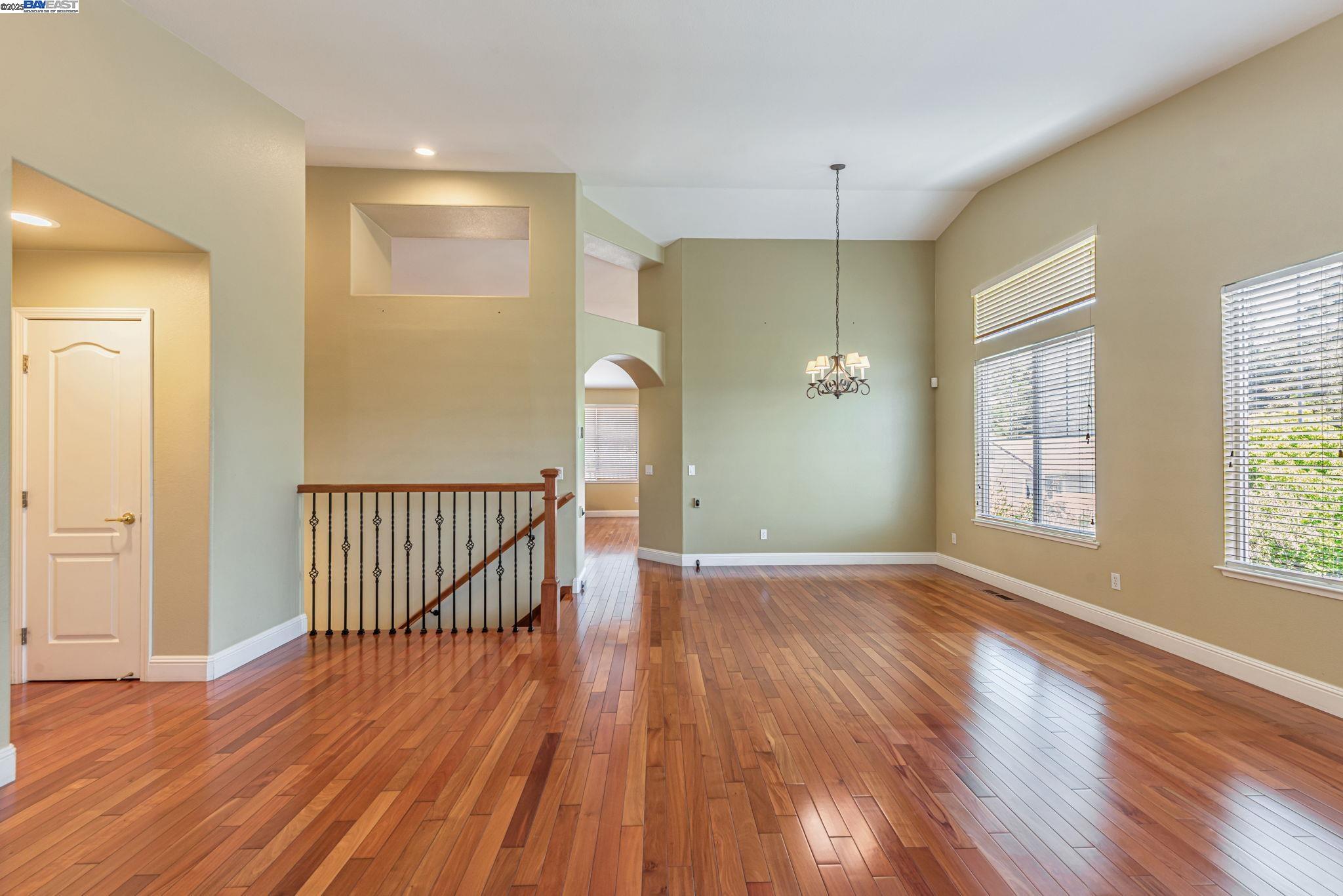 Detail Gallery Image 16 of 58 For 2578 Ridge Crest Ct., Castro Valley,  CA 94546 - 4 Beds | 2/1 Baths