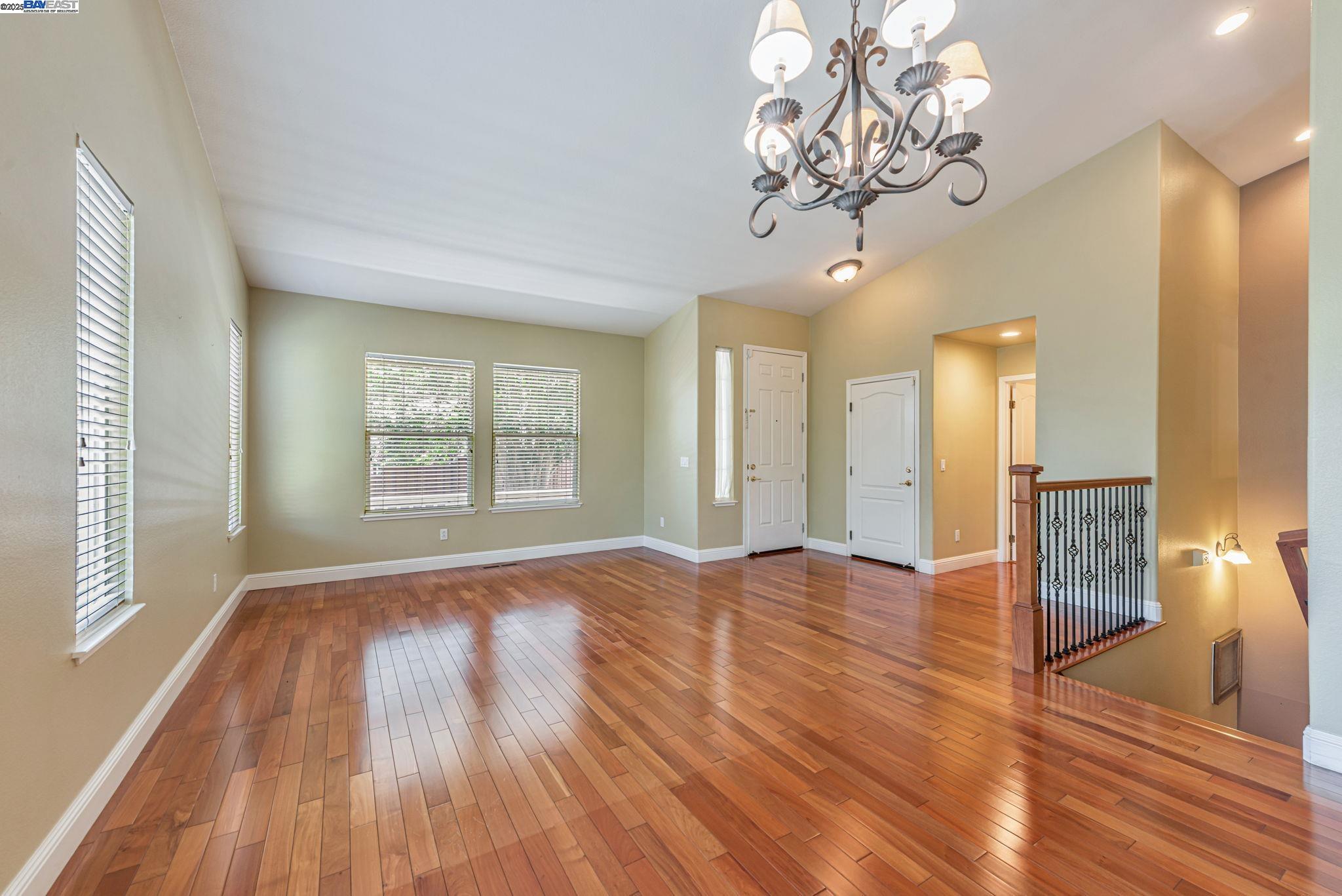 Detail Gallery Image 17 of 58 For 2578 Ridge Crest Ct., Castro Valley,  CA 94546 - 4 Beds | 2/1 Baths
