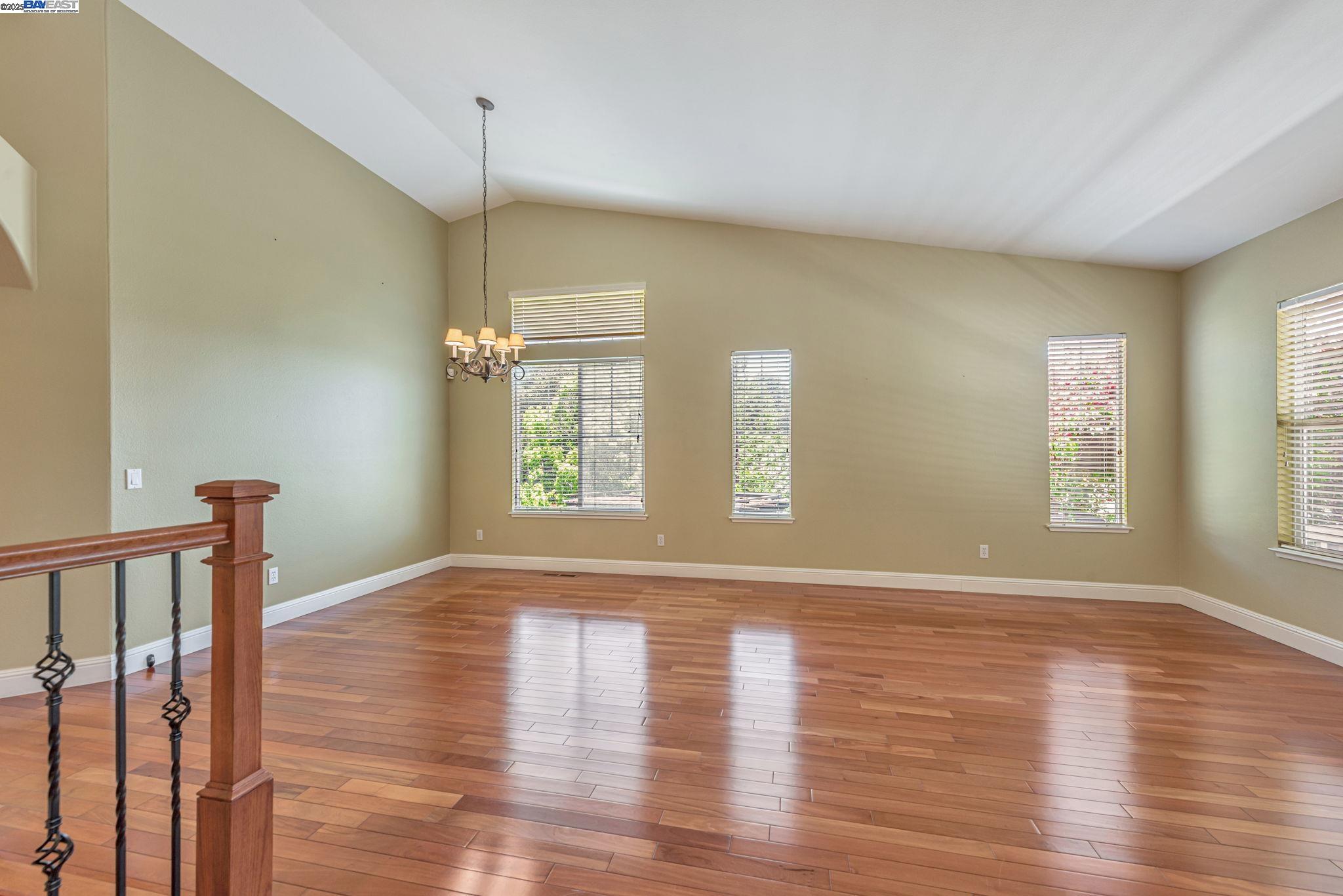 Detail Gallery Image 19 of 58 For 2578 Ridge Crest Ct., Castro Valley,  CA 94546 - 4 Beds | 2/1 Baths