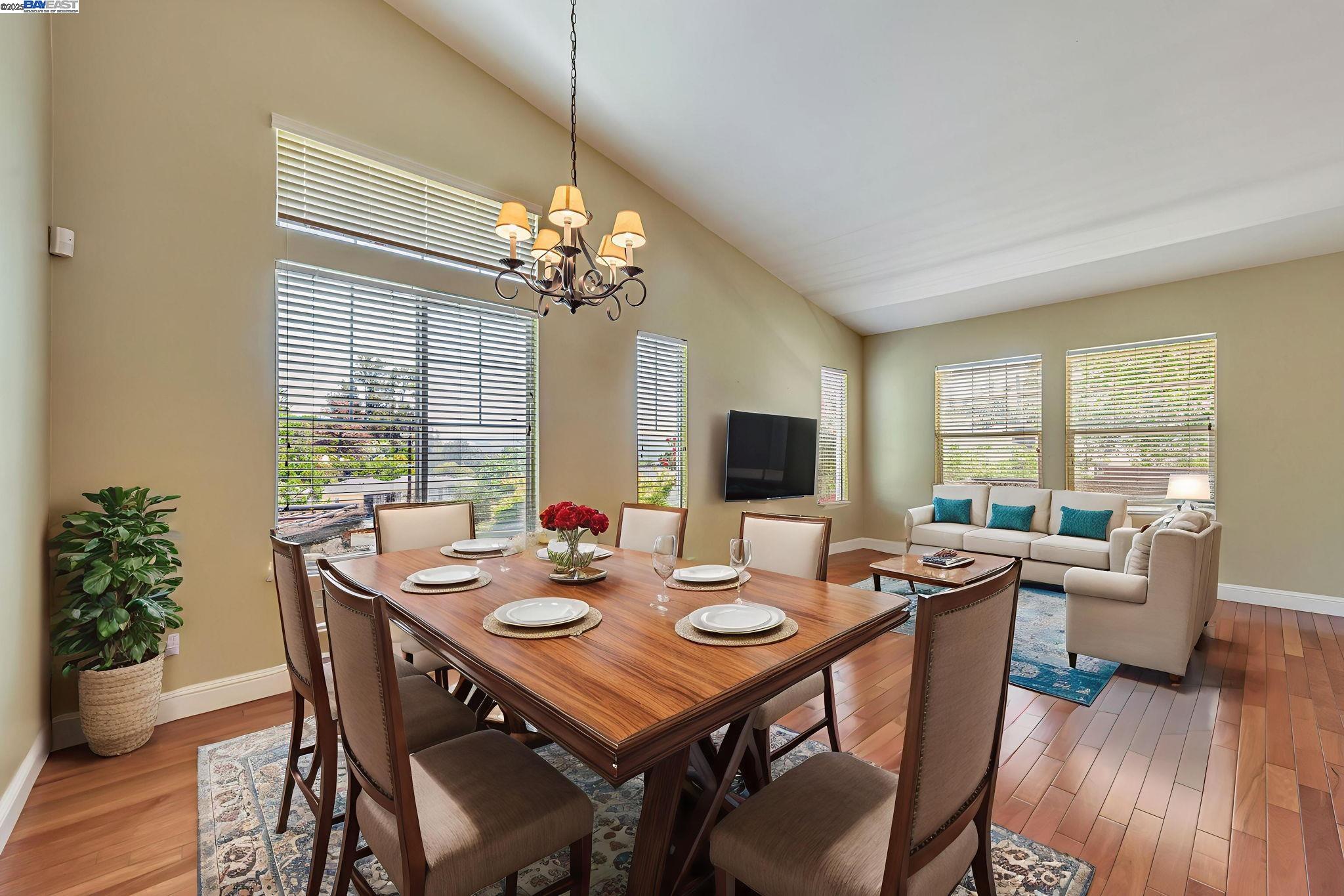 Detail Gallery Image 3 of 57 For 2578 Ridge Crest Ct., Castro Valley,  CA 94546 - 4 Beds | 2/1 Baths