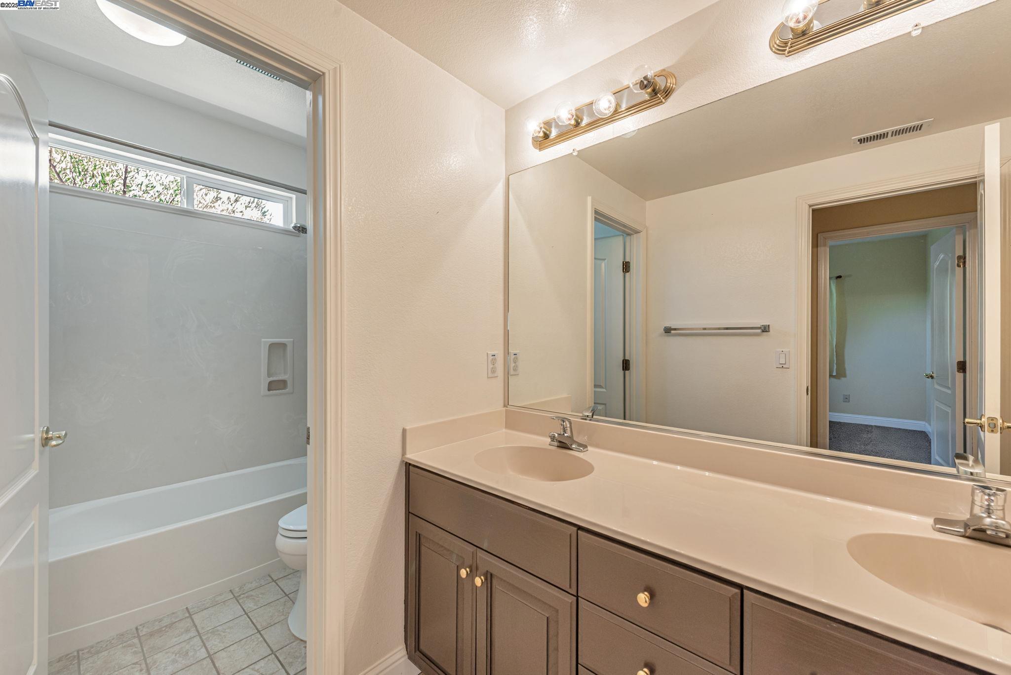 Detail Gallery Image 27 of 58 For 2578 Ridge Crest Ct., Castro Valley,  CA 94546 - 4 Beds | 2/1 Baths