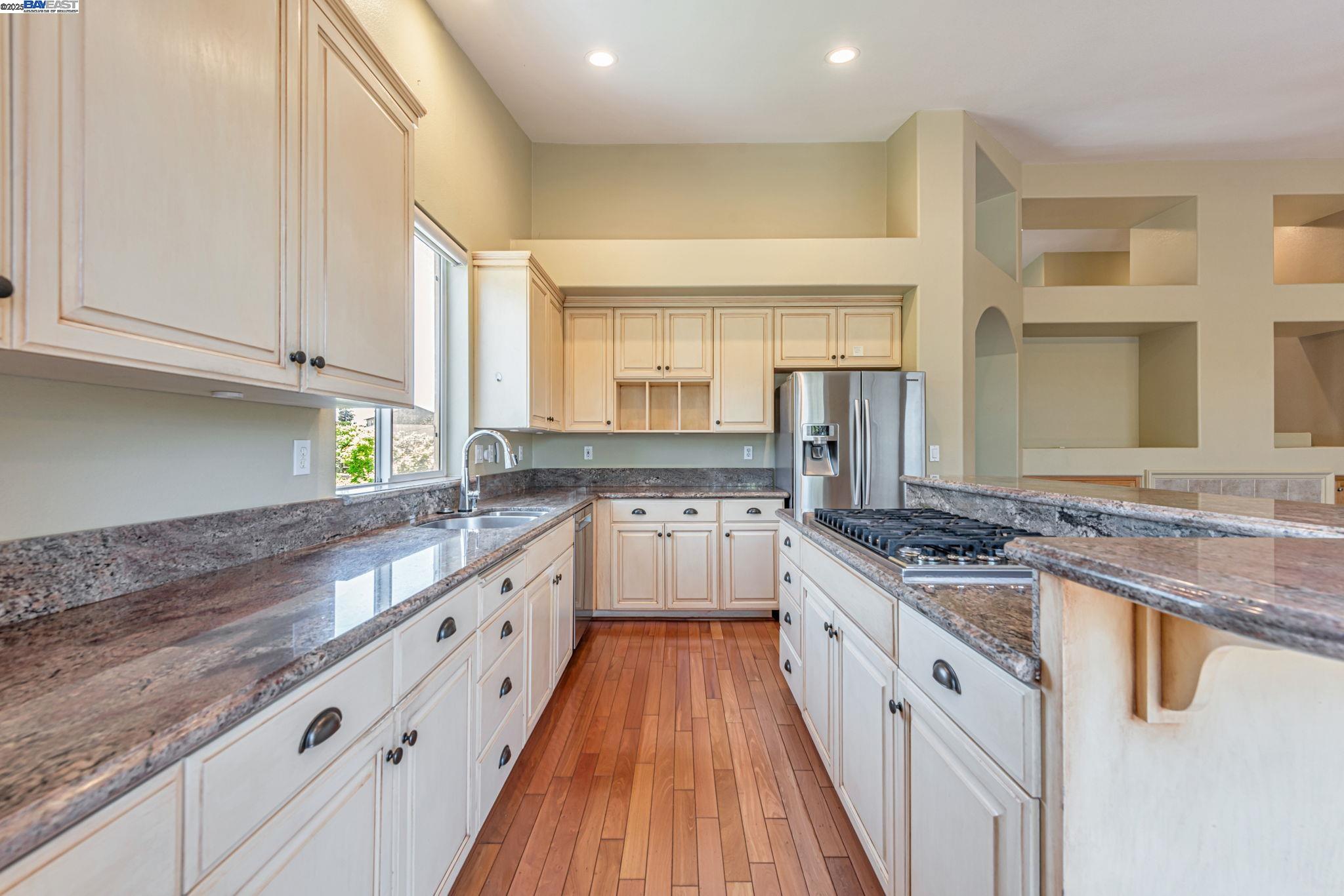 Detail Gallery Image 4 of 58 For 2578 Ridge Crest Ct., Castro Valley,  CA 94546 - 4 Beds | 2/1 Baths