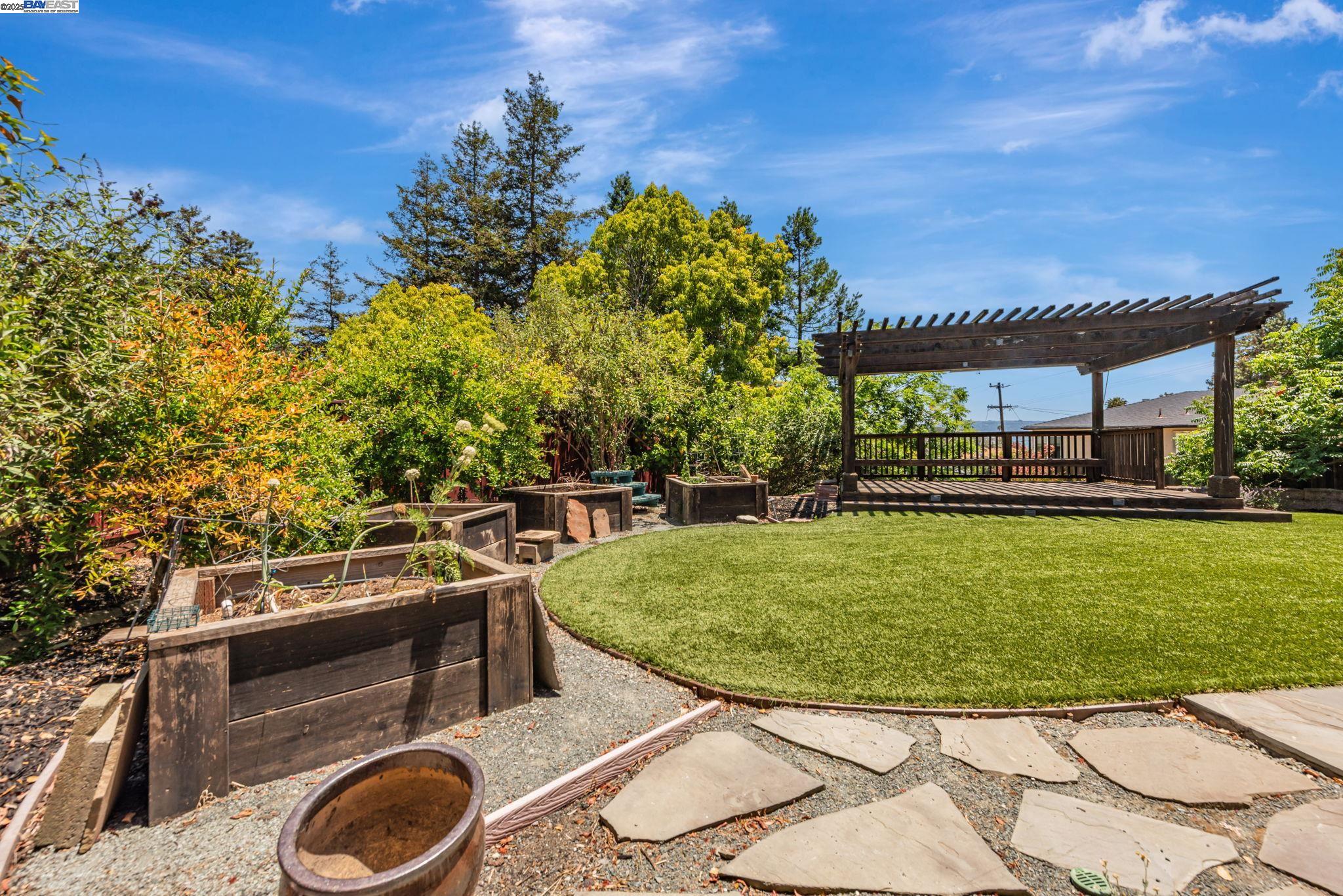 Detail Gallery Image 55 of 58 For 2578 Ridge Crest Ct., Castro Valley,  CA 94546 - 4 Beds | 2/1 Baths