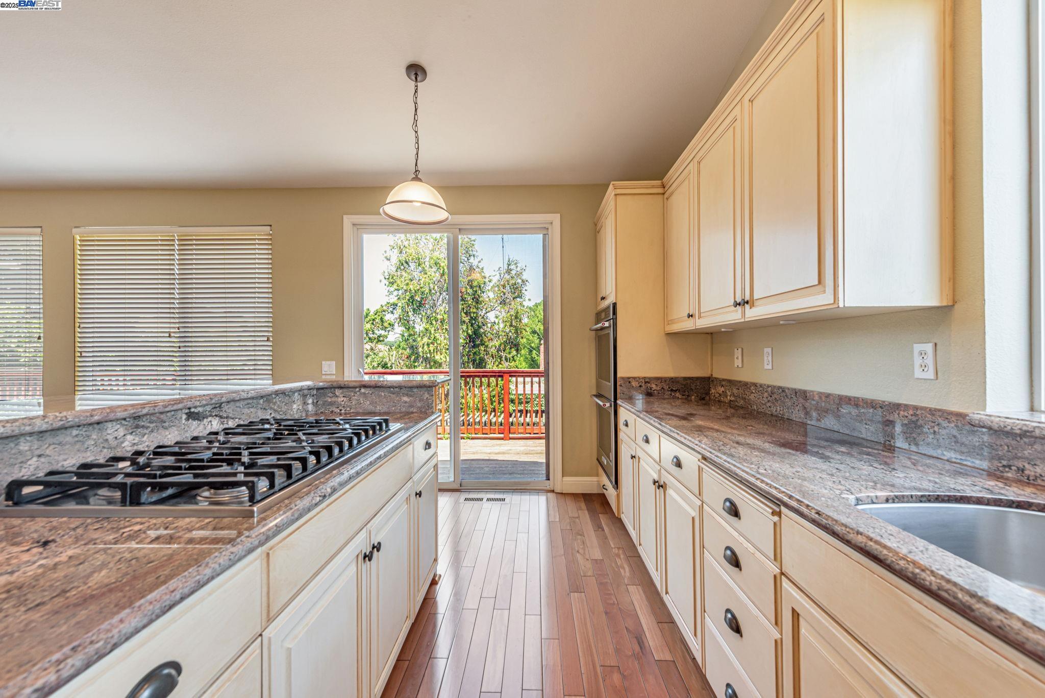 Detail Gallery Image 9 of 58 For 2578 Ridge Crest Ct., Castro Valley,  CA 94546 - 4 Beds | 2/1 Baths
