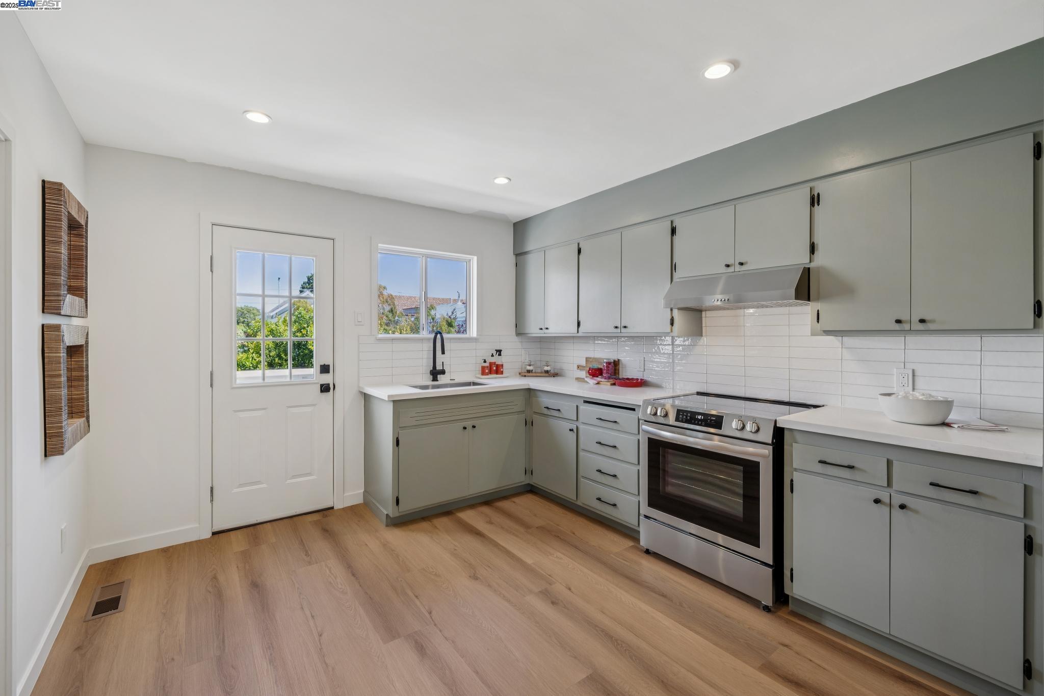 547 Central Ave, Alameda, California 94501, 4 Bedrooms Bedrooms, 6 Rooms Rooms,2 BathroomsBathrooms,Residential,For Sale,547 Central Ave,41103396