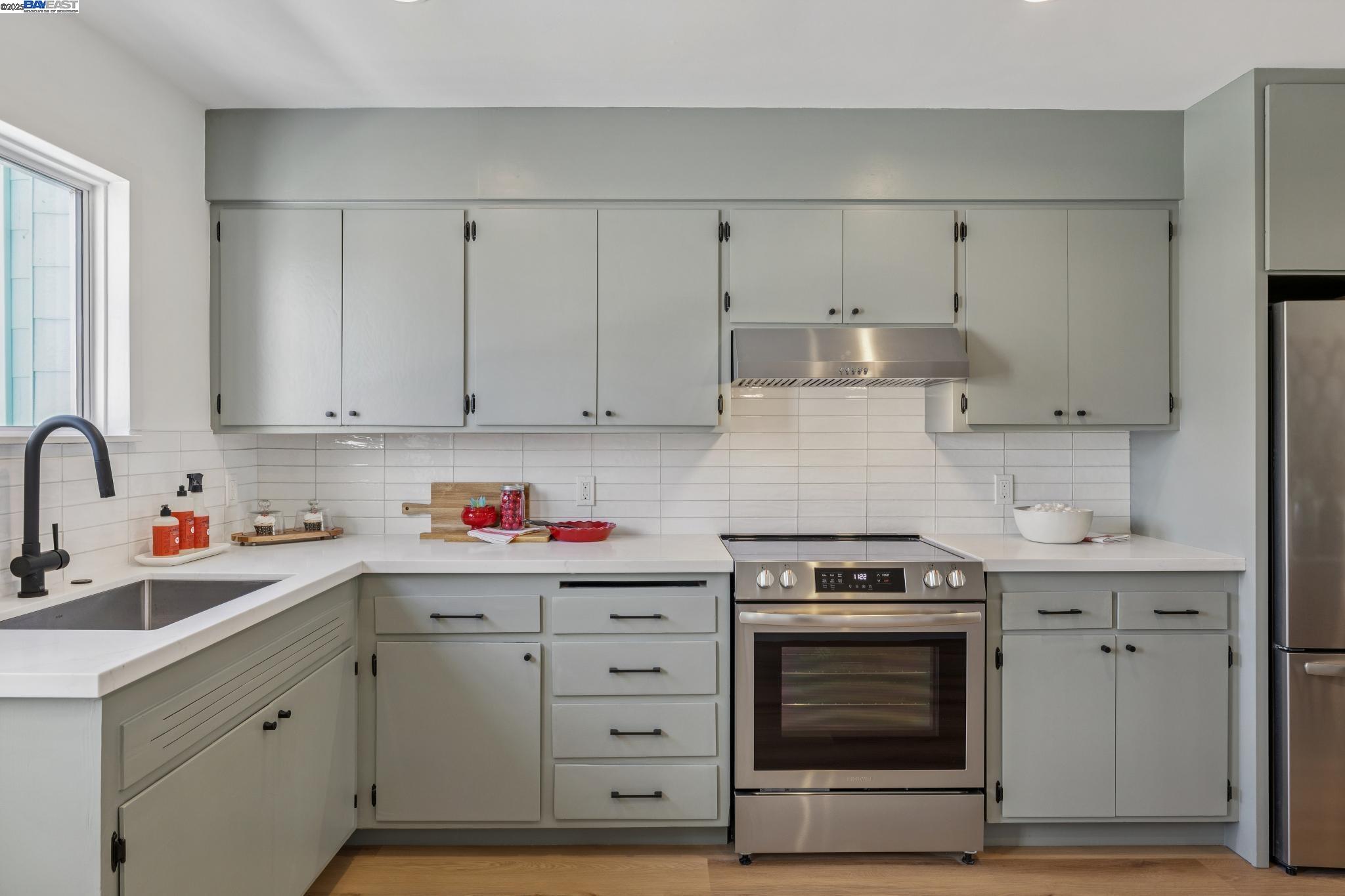 547 Central Ave, Alameda, California 94501, 4 Bedrooms Bedrooms, 6 Rooms Rooms,2 BathroomsBathrooms,Residential,For Sale,547 Central Ave,41103396