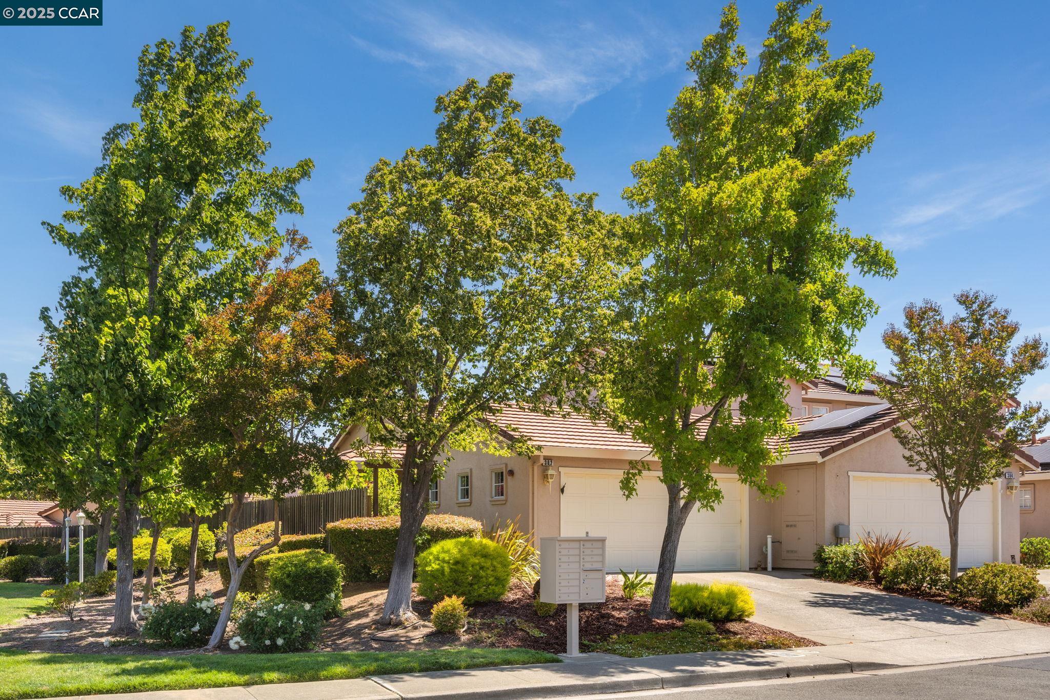 Detail Gallery Image 2 of 60 For 302 Columbia Cir, Benicia,  CA 94510 - 2 Beds | 2 Baths