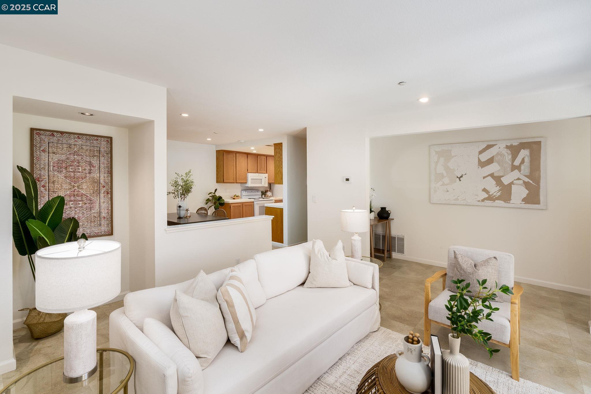 Detail Gallery Image 12 of 60 For 302 Columbia Cir, Benicia,  CA 94510 - 2 Beds | 2 Baths