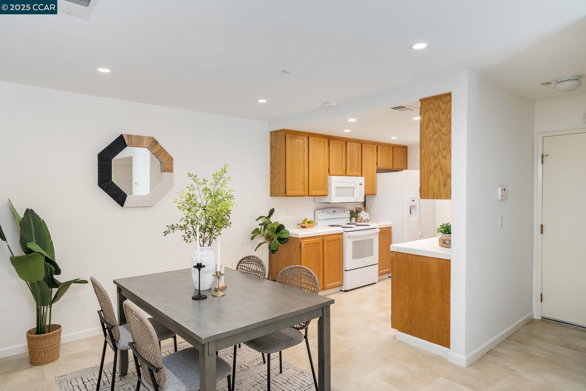 Detail Gallery Image 13 of 60 For 302 Columbia Cir, Benicia,  CA 94510 - 2 Beds | 2 Baths