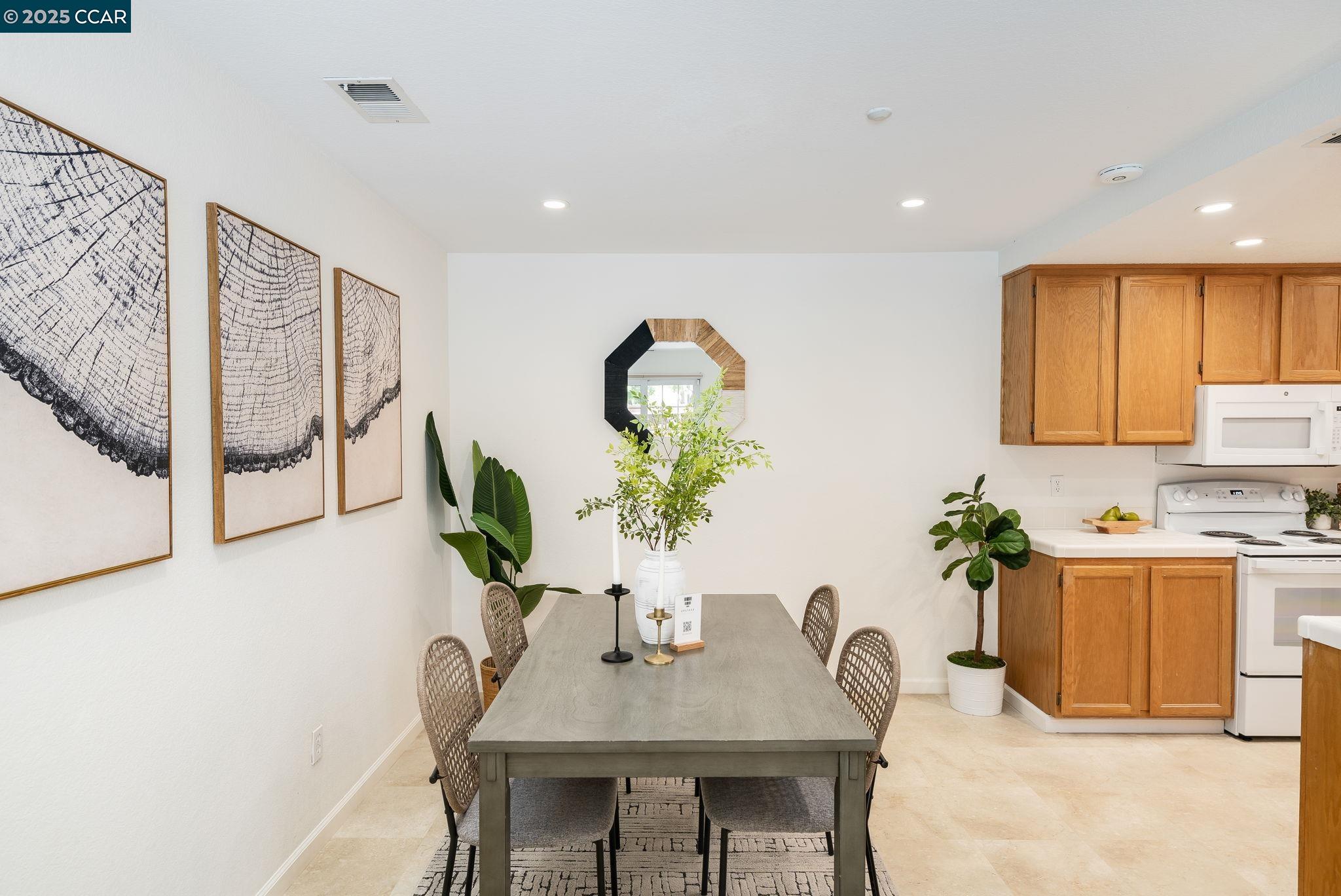Detail Gallery Image 14 of 60 For 302 Columbia Cir, Benicia,  CA 94510 - 2 Beds | 2 Baths