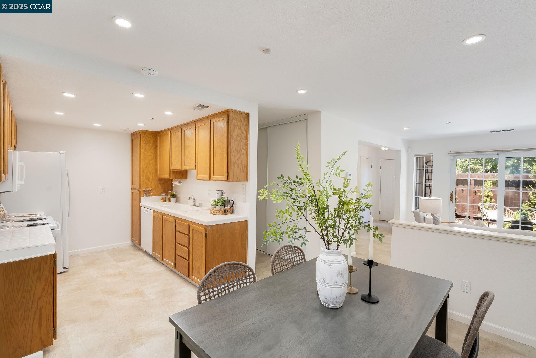 Detail Gallery Image 15 of 60 For 302 Columbia Cir, Benicia,  CA 94510 - 2 Beds | 2 Baths