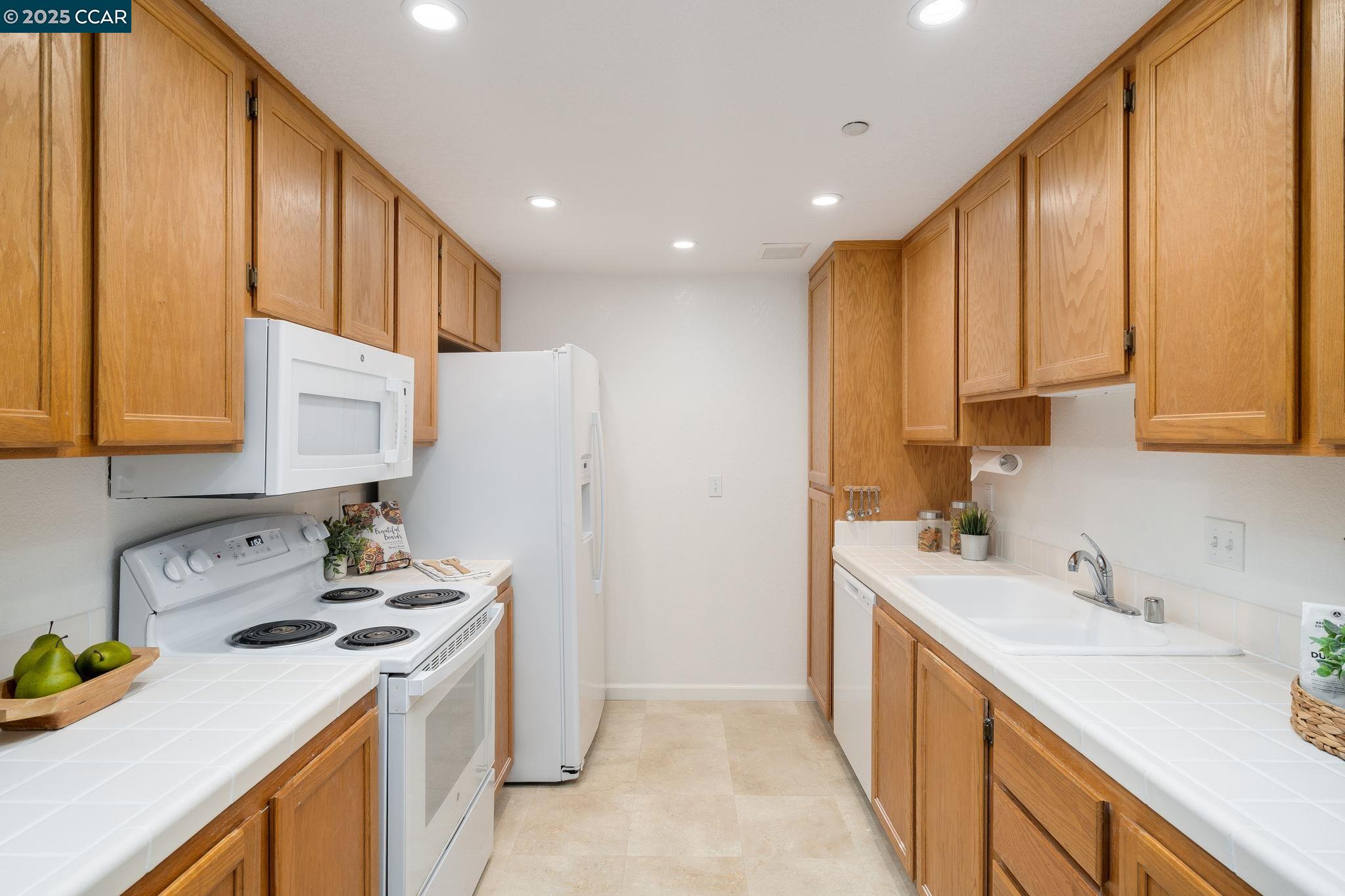 Detail Gallery Image 16 of 60 For 302 Columbia Cir, Benicia,  CA 94510 - 2 Beds | 2 Baths