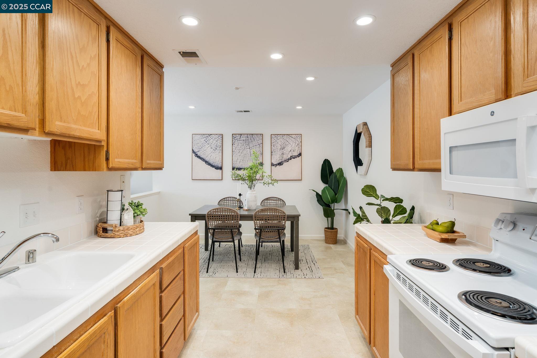 Detail Gallery Image 17 of 60 For 302 Columbia Cir, Benicia,  CA 94510 - 2 Beds | 2 Baths