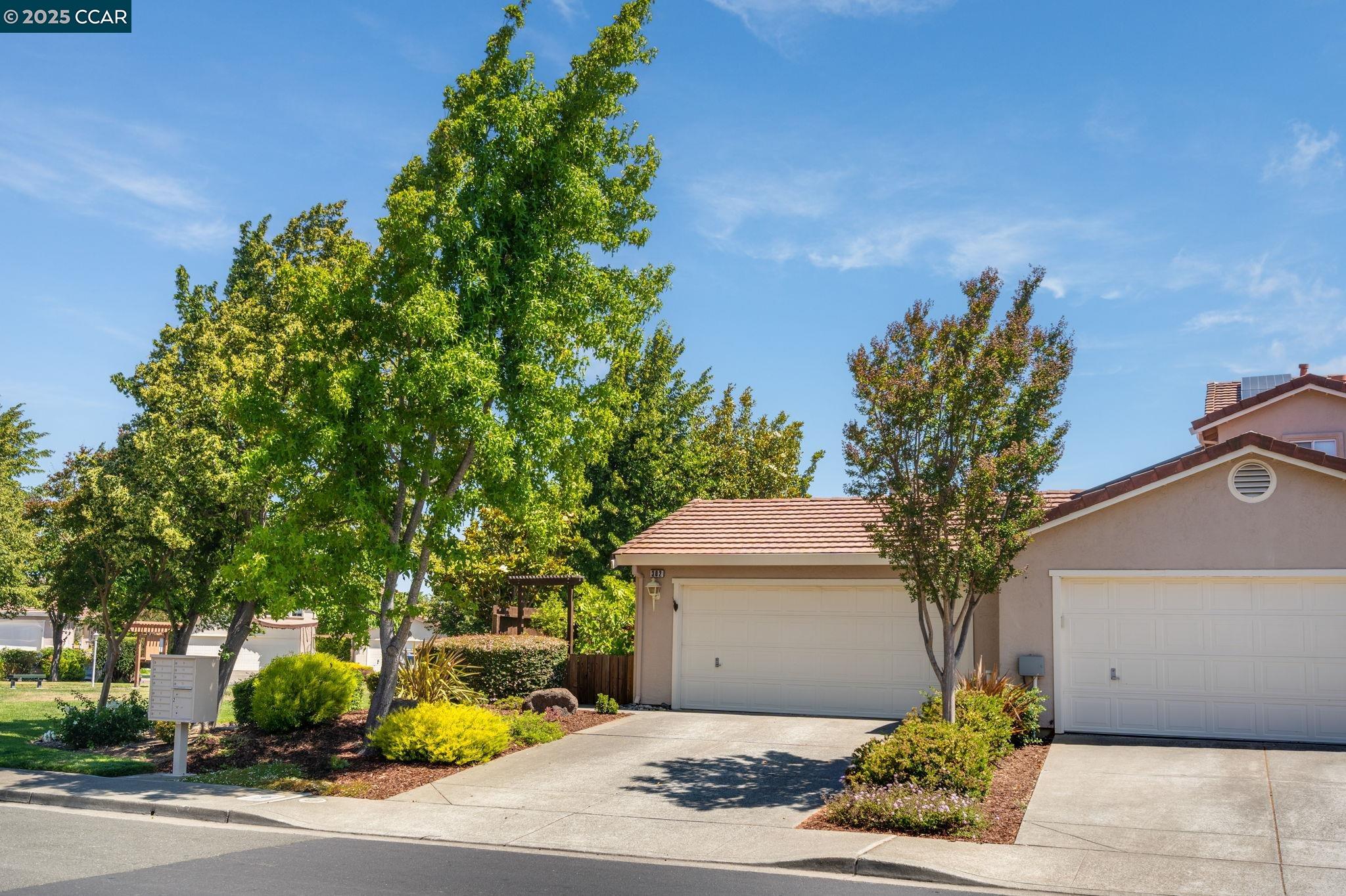 Detail Gallery Image 3 of 60 For 302 Columbia Cir, Benicia,  CA 94510 - 2 Beds | 2 Baths