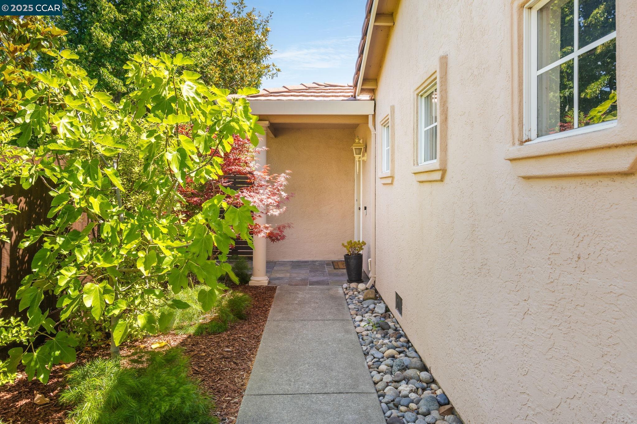 Detail Gallery Image 4 of 60 For 302 Columbia Cir, Benicia,  CA 94510 - 2 Beds | 2 Baths