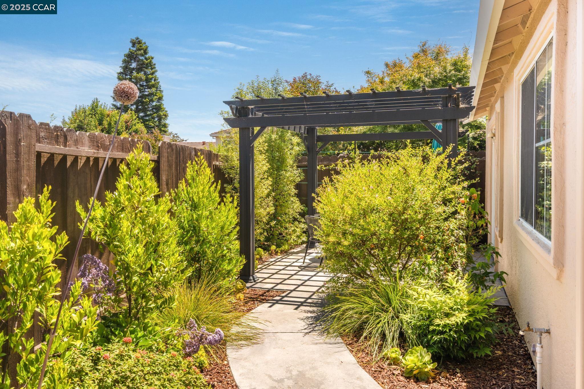 Detail Gallery Image 31 of 60 For 302 Columbia Cir, Benicia,  CA 94510 - 2 Beds | 2 Baths