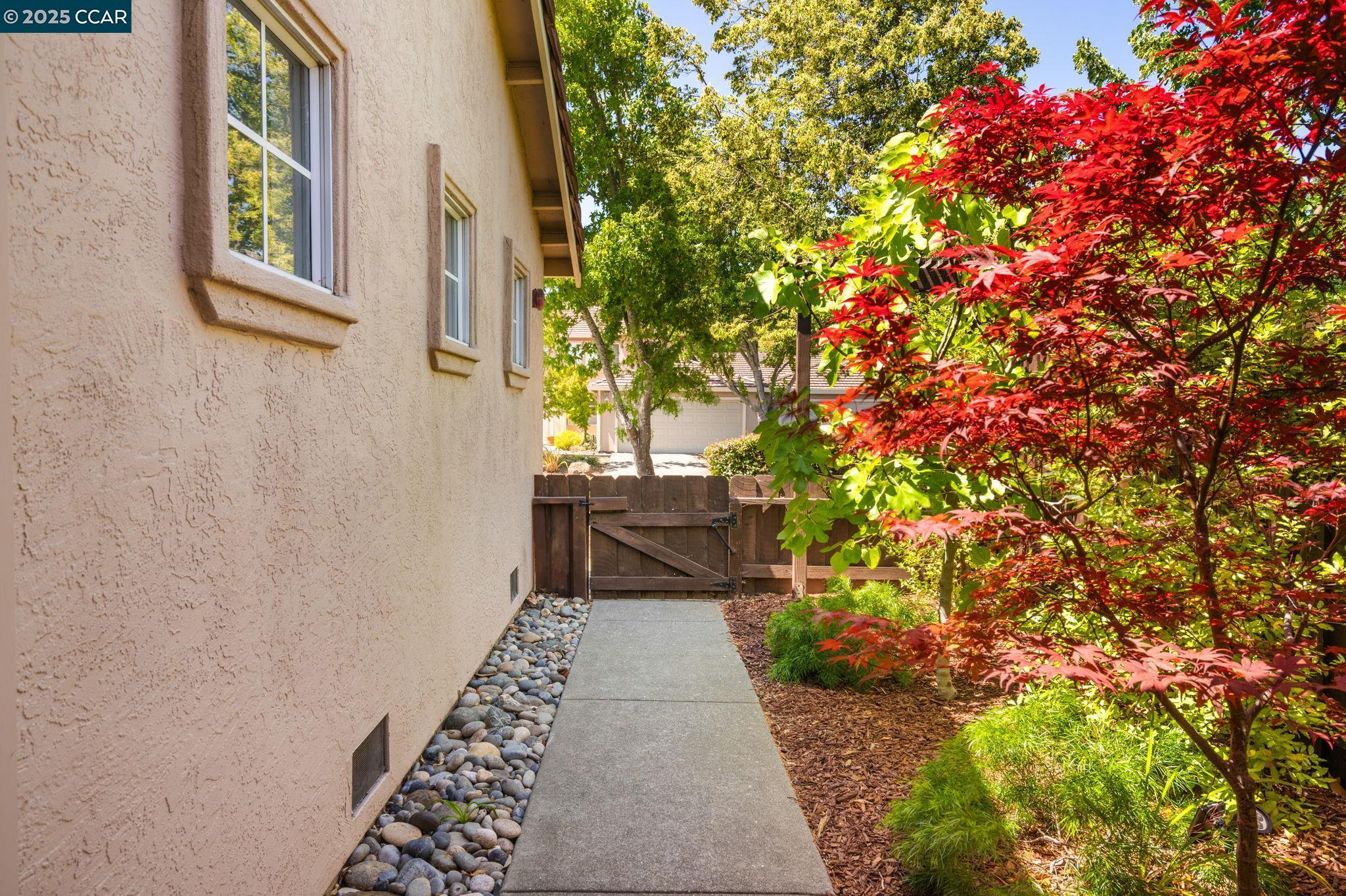 Detail Gallery Image 6 of 60 For 302 Columbia Cir, Benicia,  CA 94510 - 2 Beds | 2 Baths