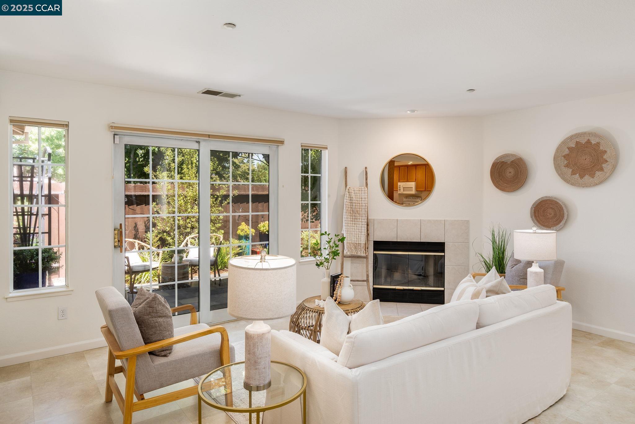Detail Gallery Image 9 of 60 For 302 Columbia Cir, Benicia,  CA 94510 - 2 Beds | 2 Baths